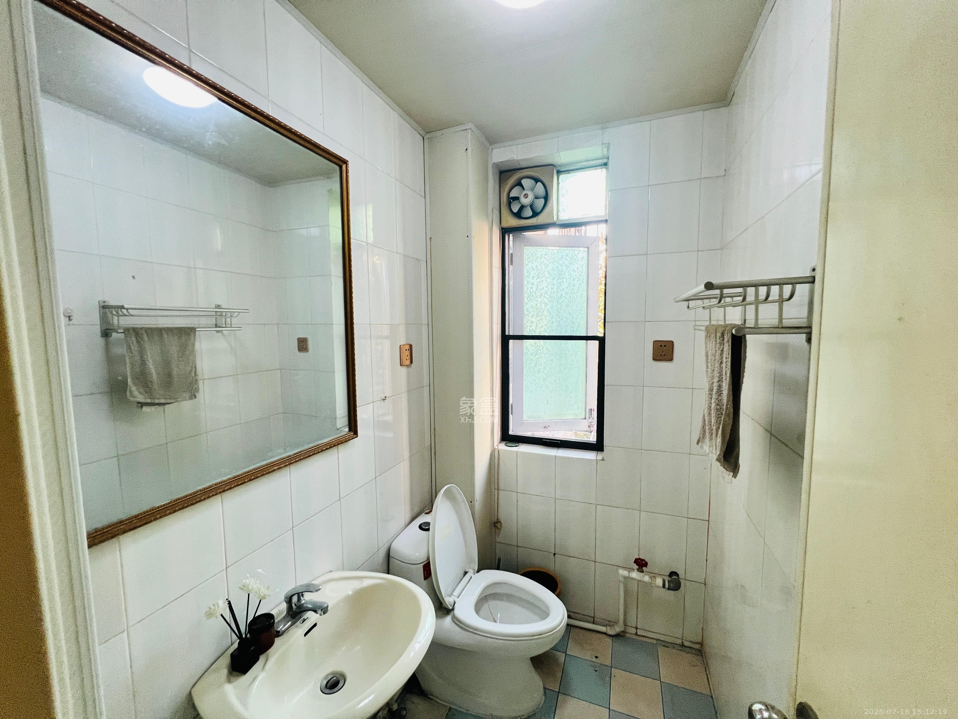 向东园社区(国税局宿舍) 3室2厅2卫 2600.0元/月 向东园社区(国税局宿舍) 3室2厅2卫 2600.0元/月室内图