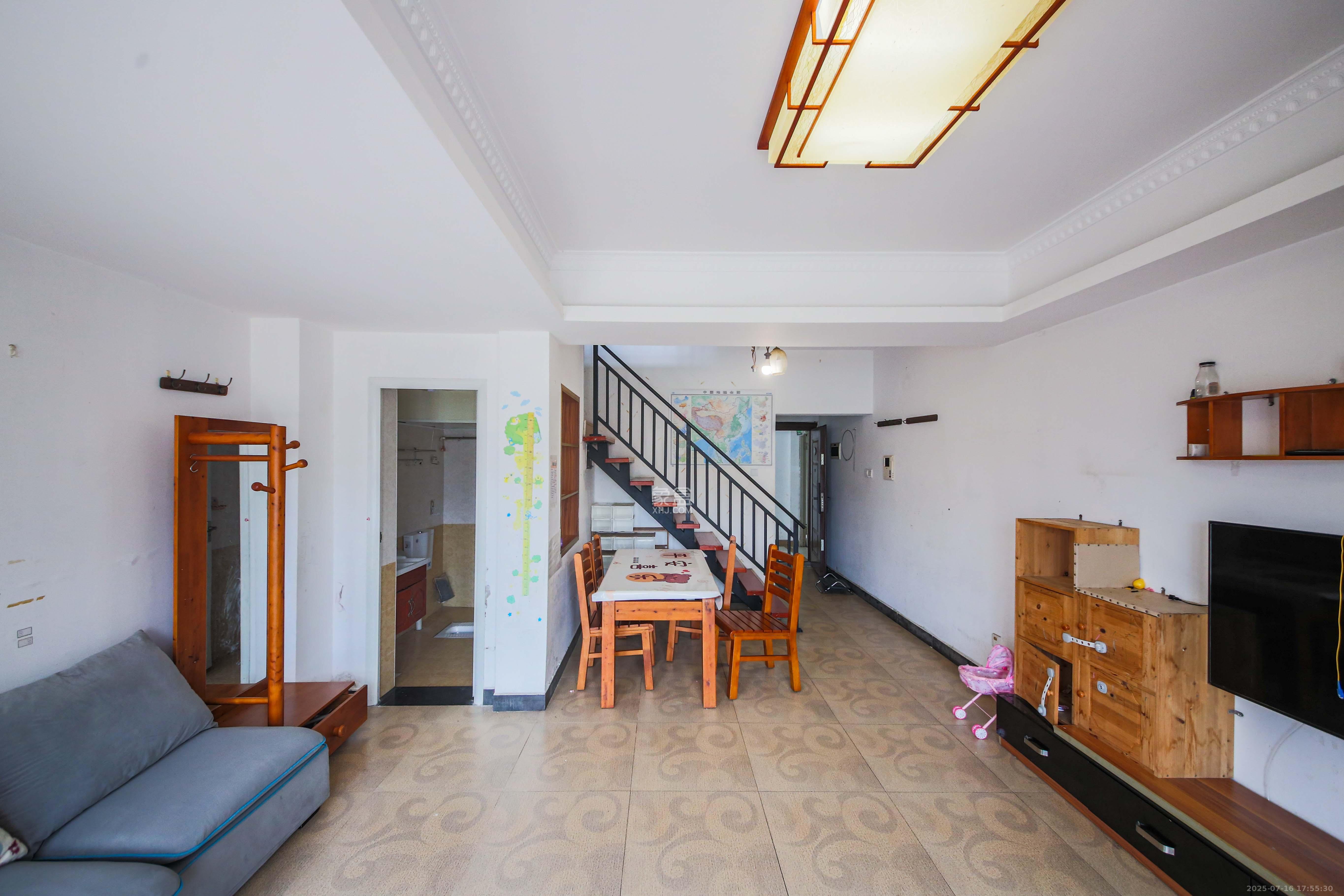 湘府东苑 3室2厅2卫 85.0万 湘府东苑 3室2厅2卫 85.0万客厅