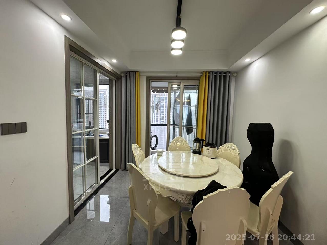 春藤小镇 4室2厅2卫 2100.0元/月 春藤小镇 4室2厅2卫 2100.0元/月室内图