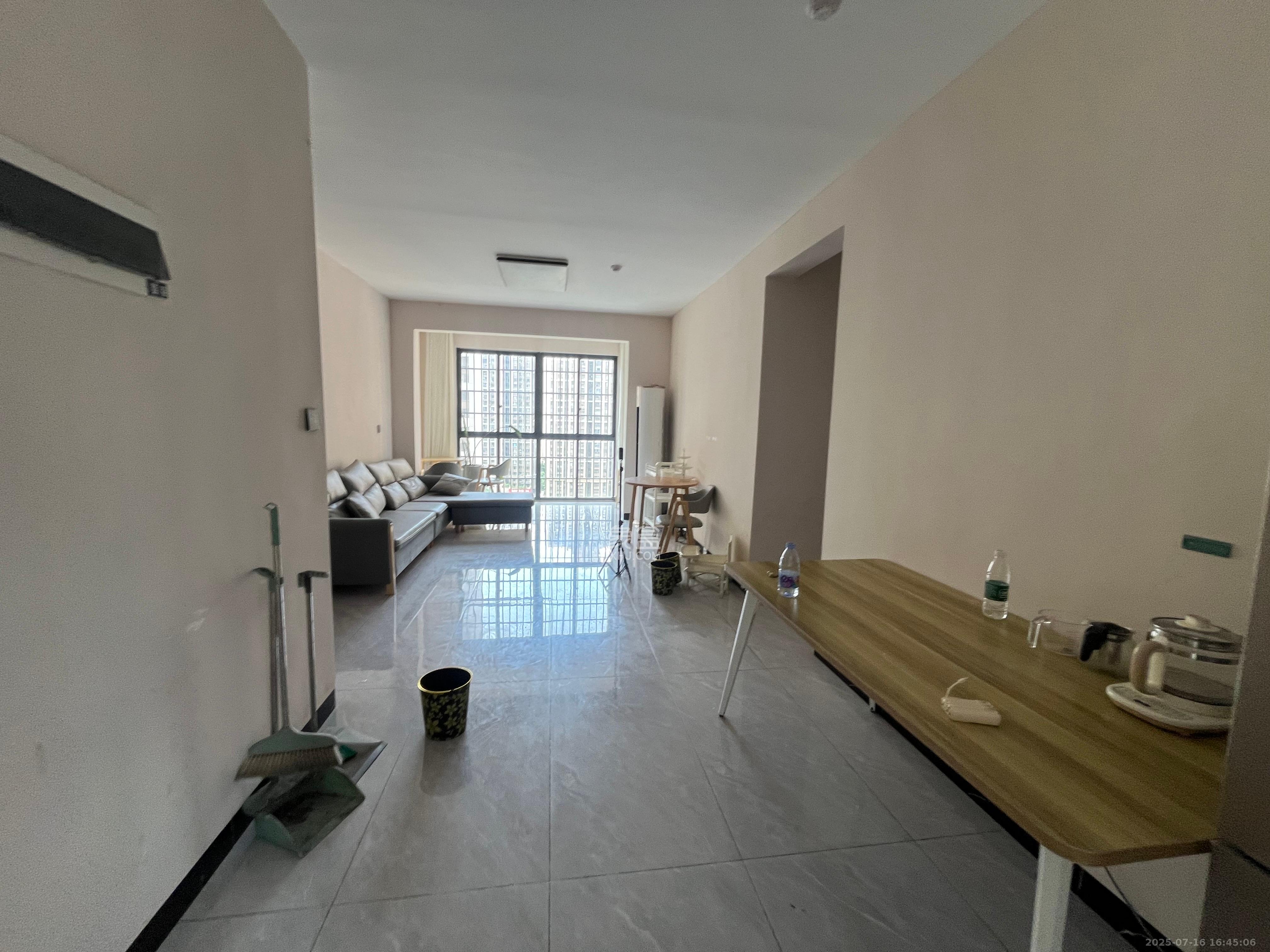 嘉荣苑  3室2厅2卫    2600.0元/月 嘉荣苑  3室2厅2卫    2600.0元/月室内图