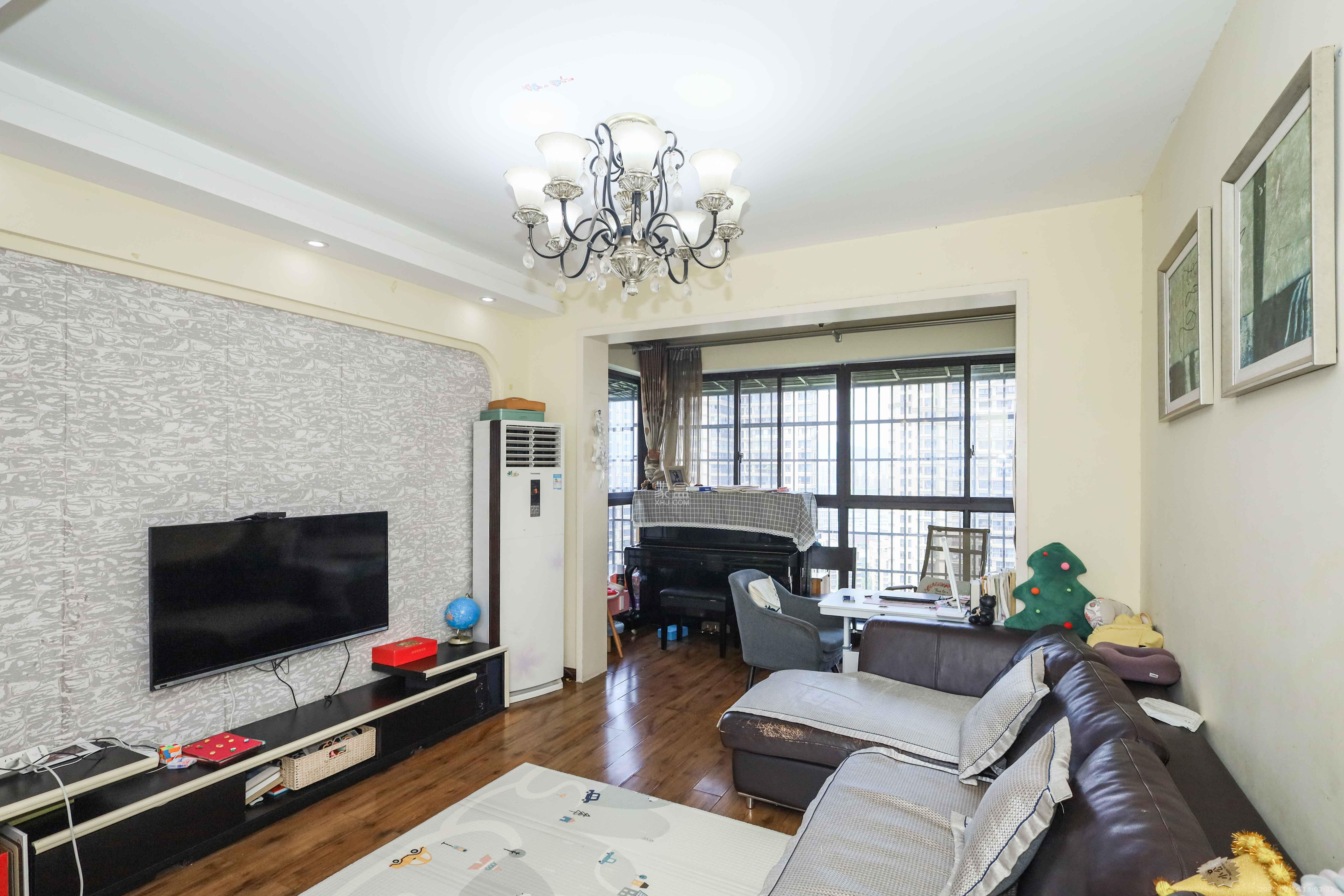 保利麓谷林语F区 3室2厅1卫 105.0万 保利麓谷林语F区 3室2厅1卫 105.0万客厅