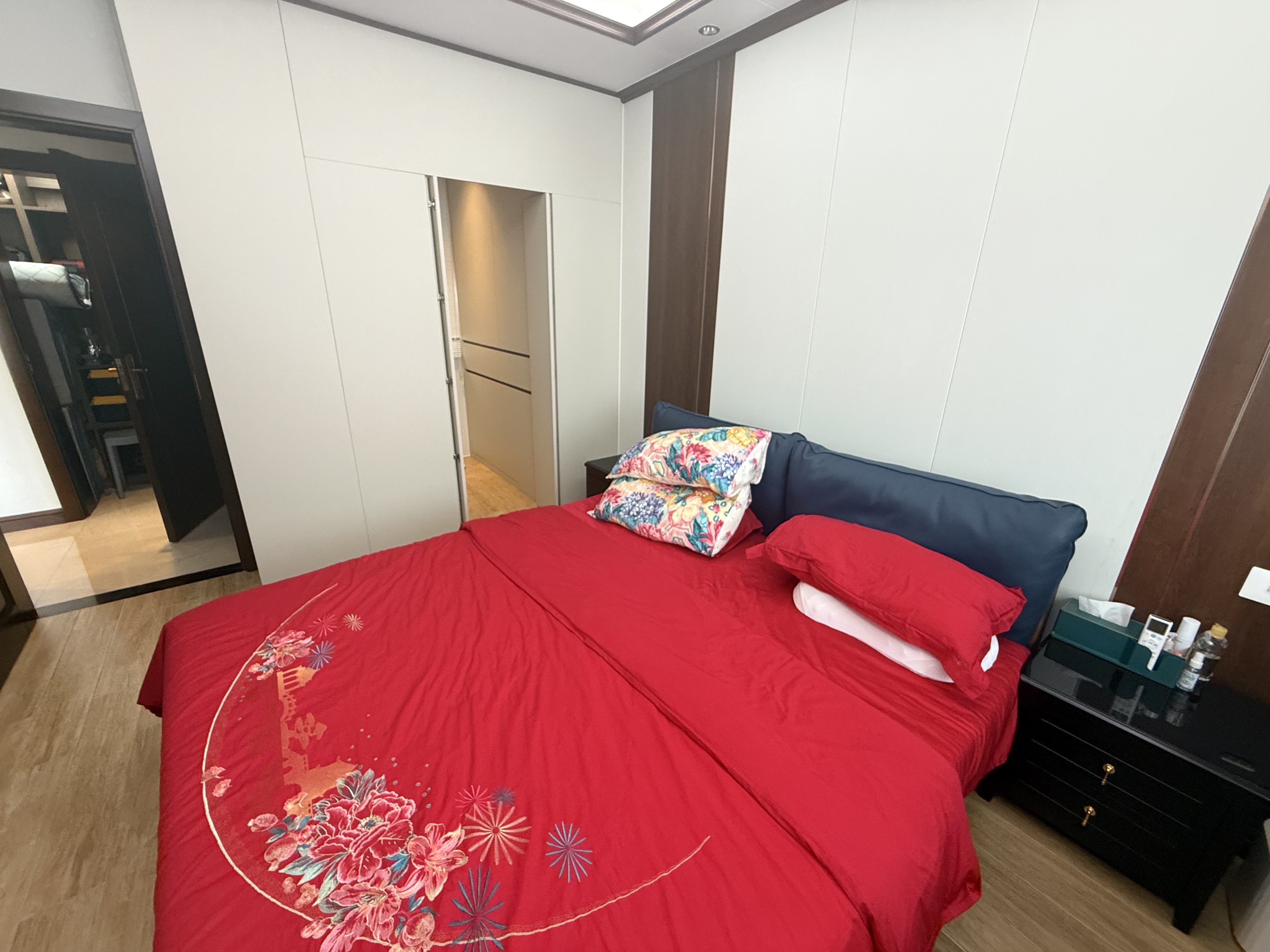 金湖壹号  2室2厅1卫   186.00万客厅