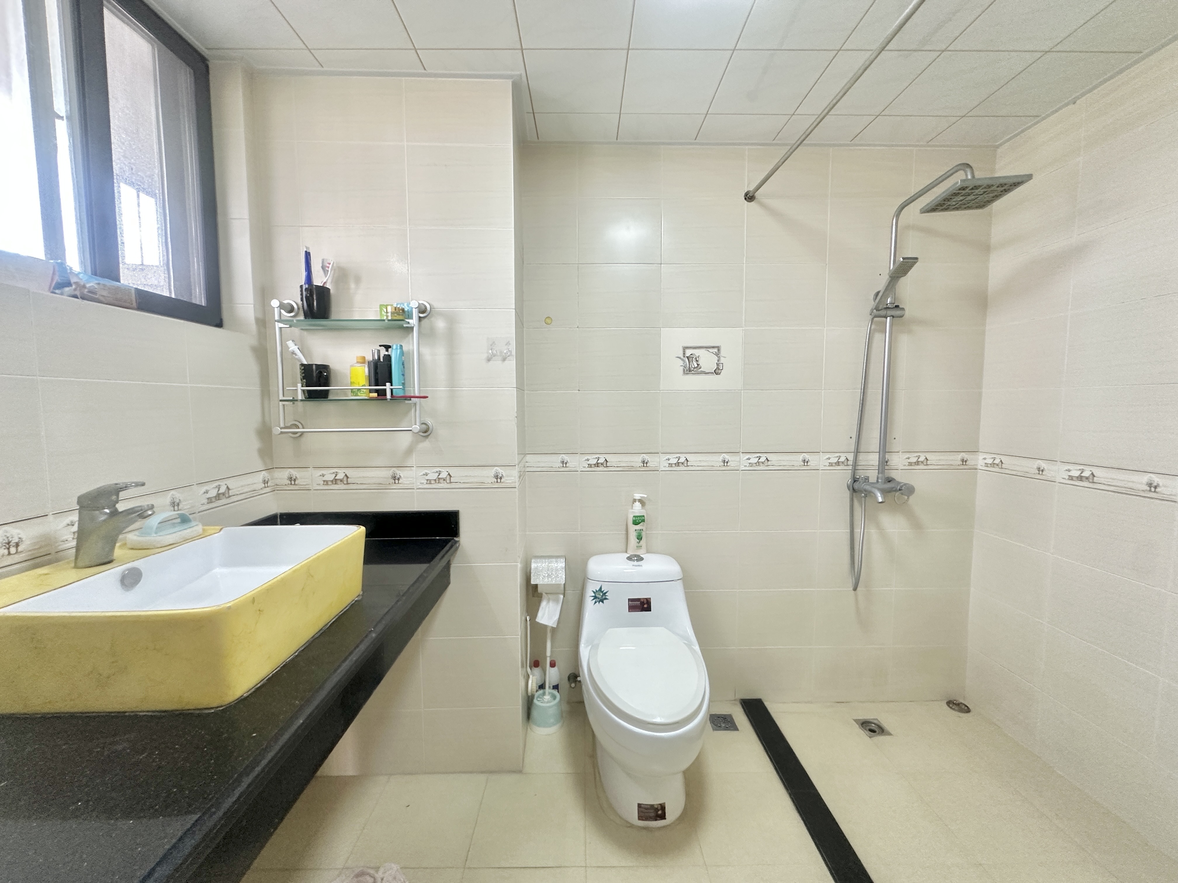 金山广场 3室2厅2卫 110.0万 金山广场 3室2厅2卫 110.0万客厅