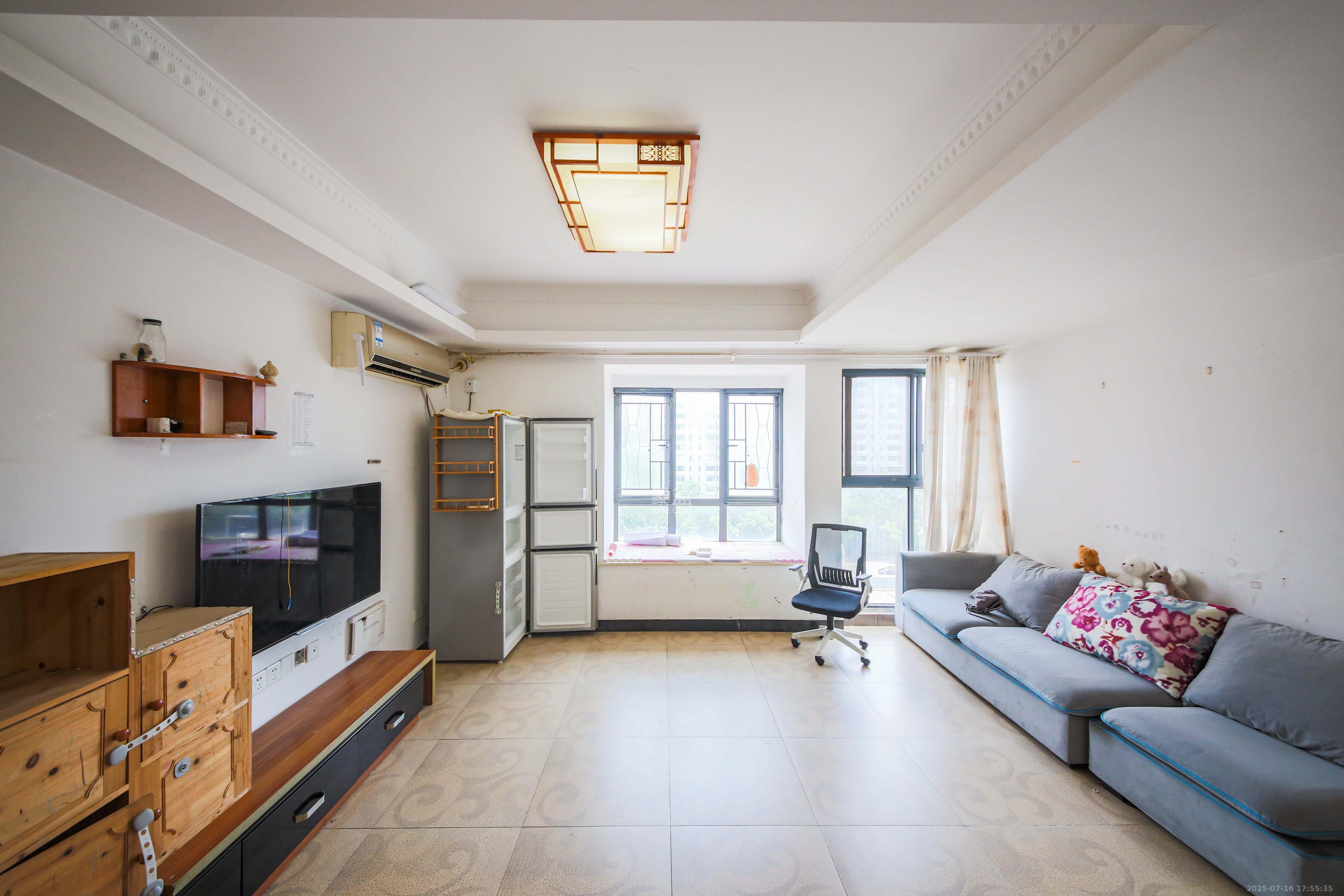 湘府东苑 3室2厅2卫 85.0万 湘府东苑 3室2厅2卫 85.0万客厅