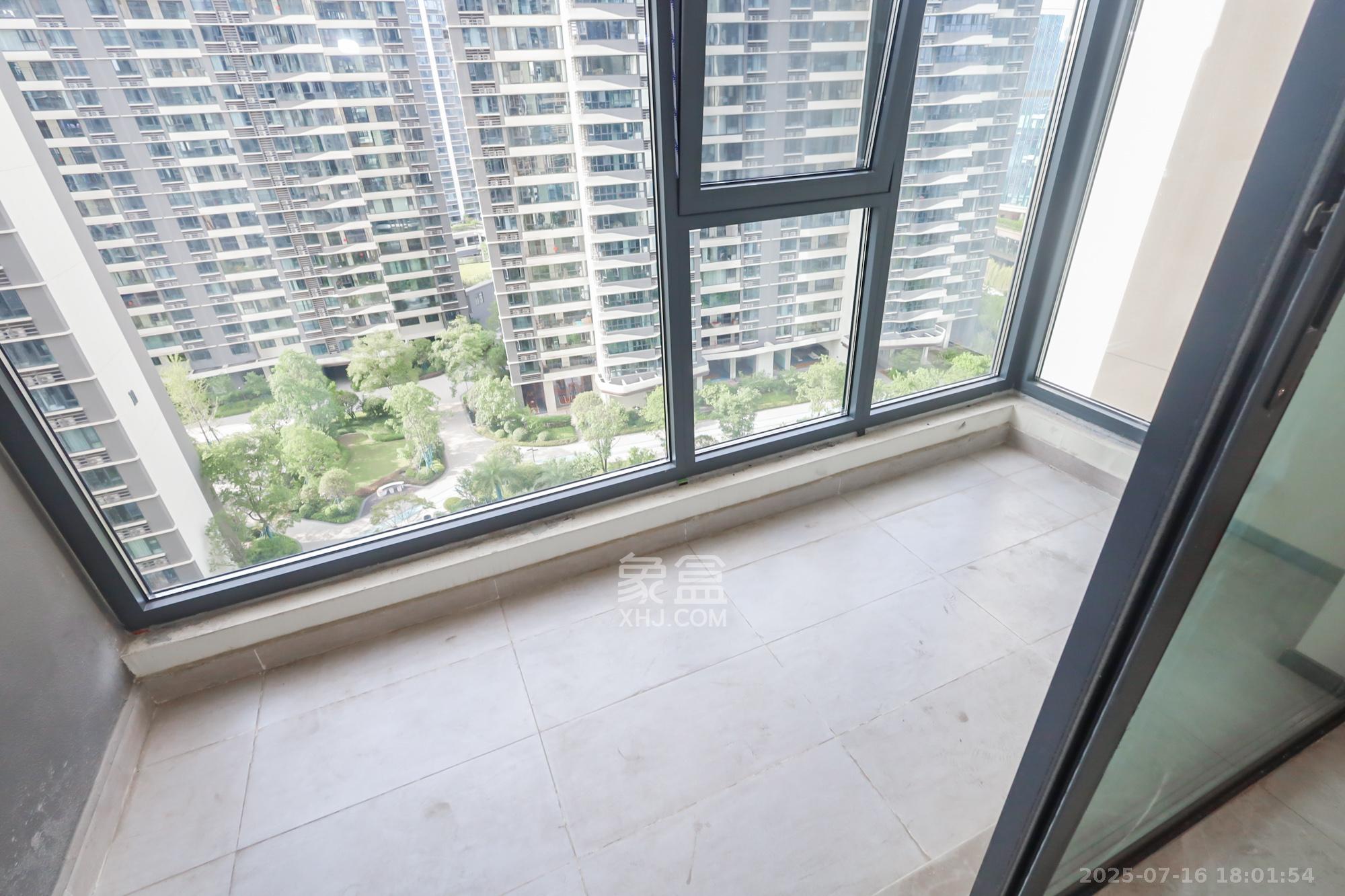 滨江府1913 4室2厅2卫 233.0万 滨江府1913 4室2厅2卫 233.0万阳台