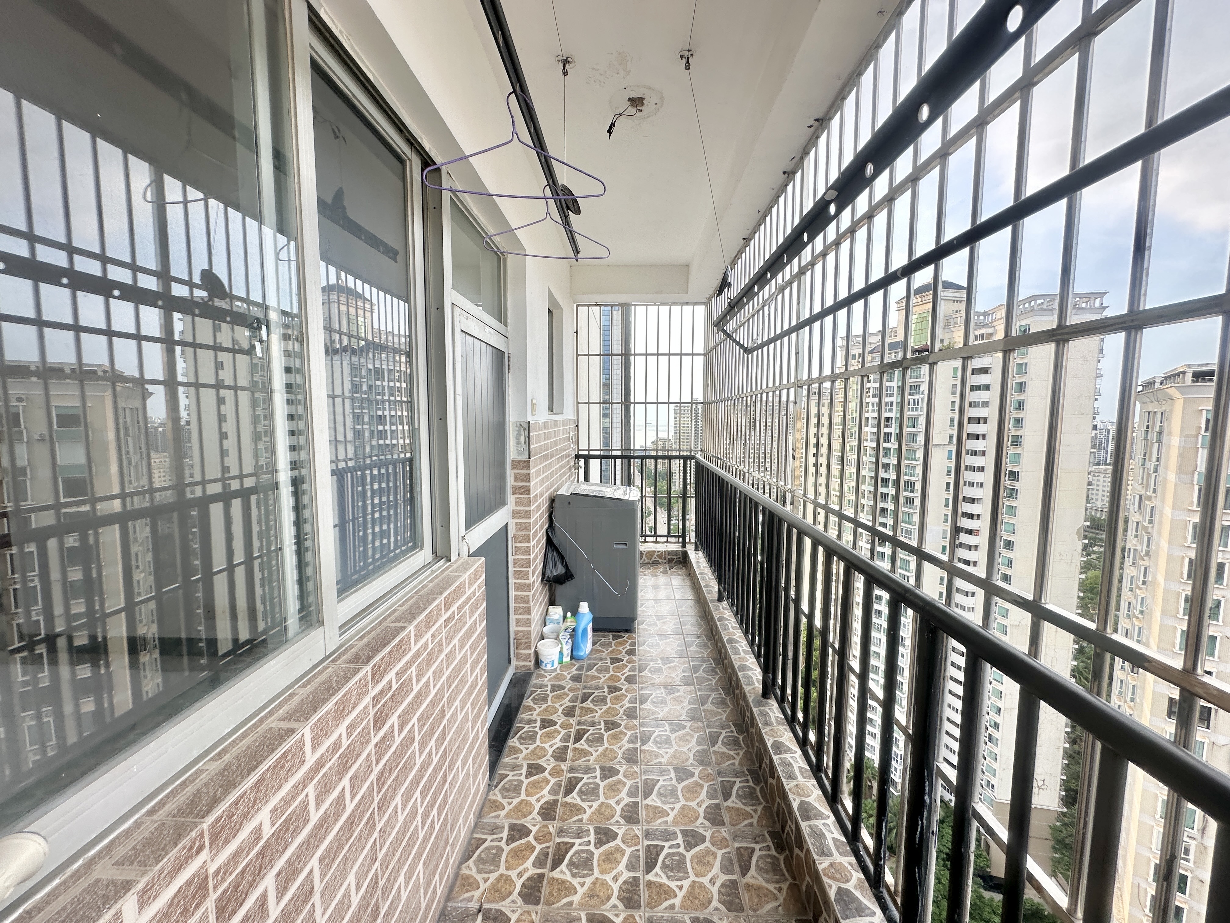 金山广场 3室2厅2卫 110.0万 金山广场 3室2厅2卫 110.0万客厅