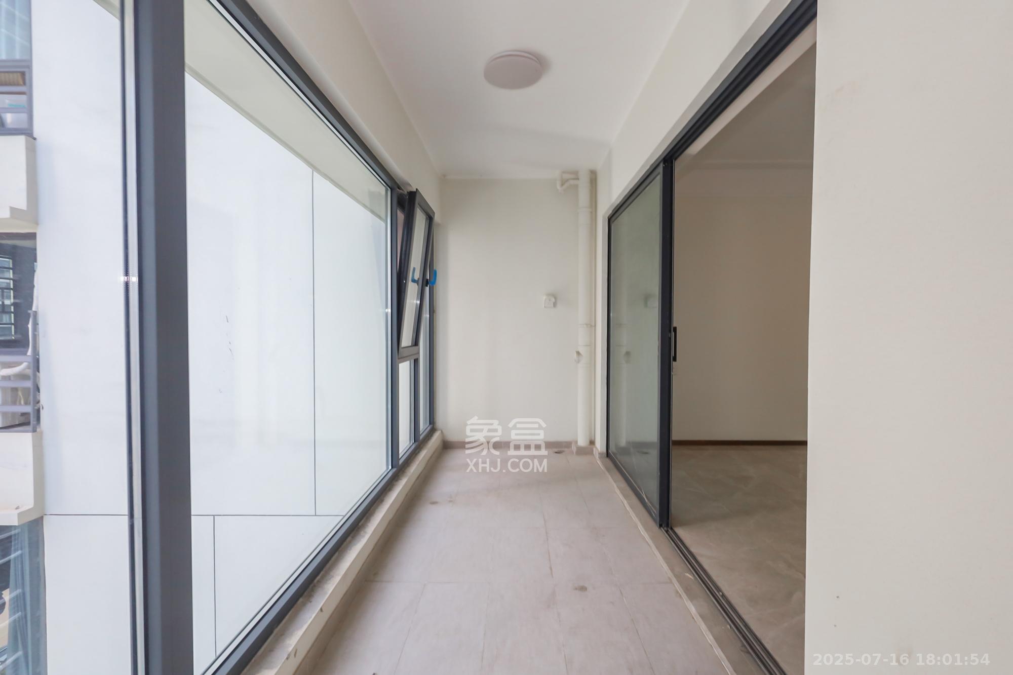 滨江府1913 4室2厅2卫 233.0万 滨江府1913 4室2厅2卫 233.0万阳台