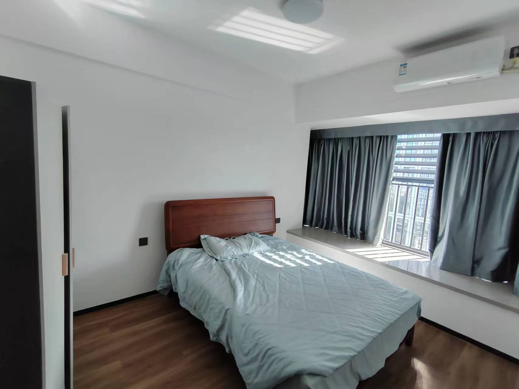 华润中心三期  4室2厅2卫    400.0万 华润中心三期  4室2厅2卫    400.0万客厅