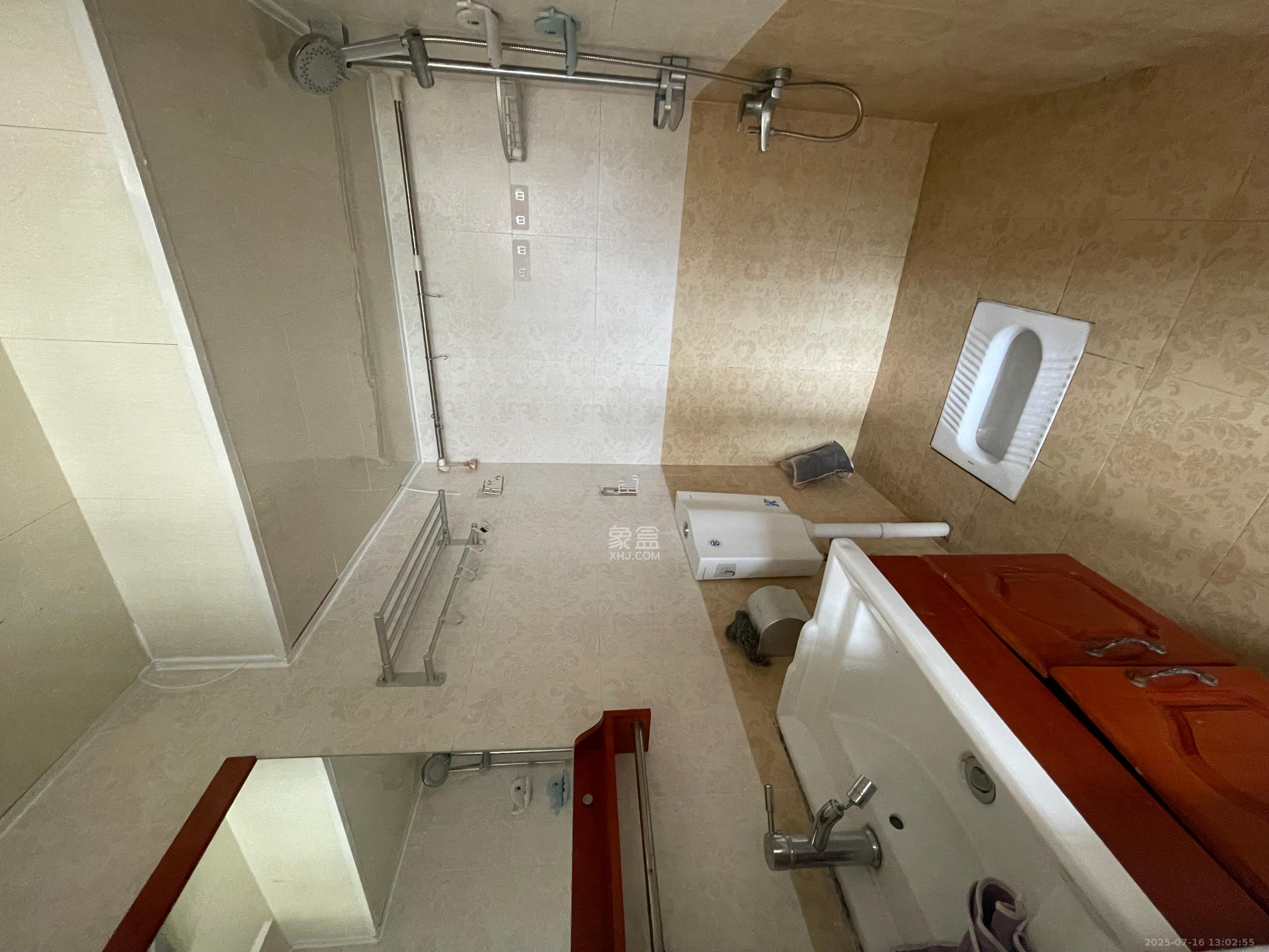 湘府东苑  3室2厅2卫    2000.0元/月室内图