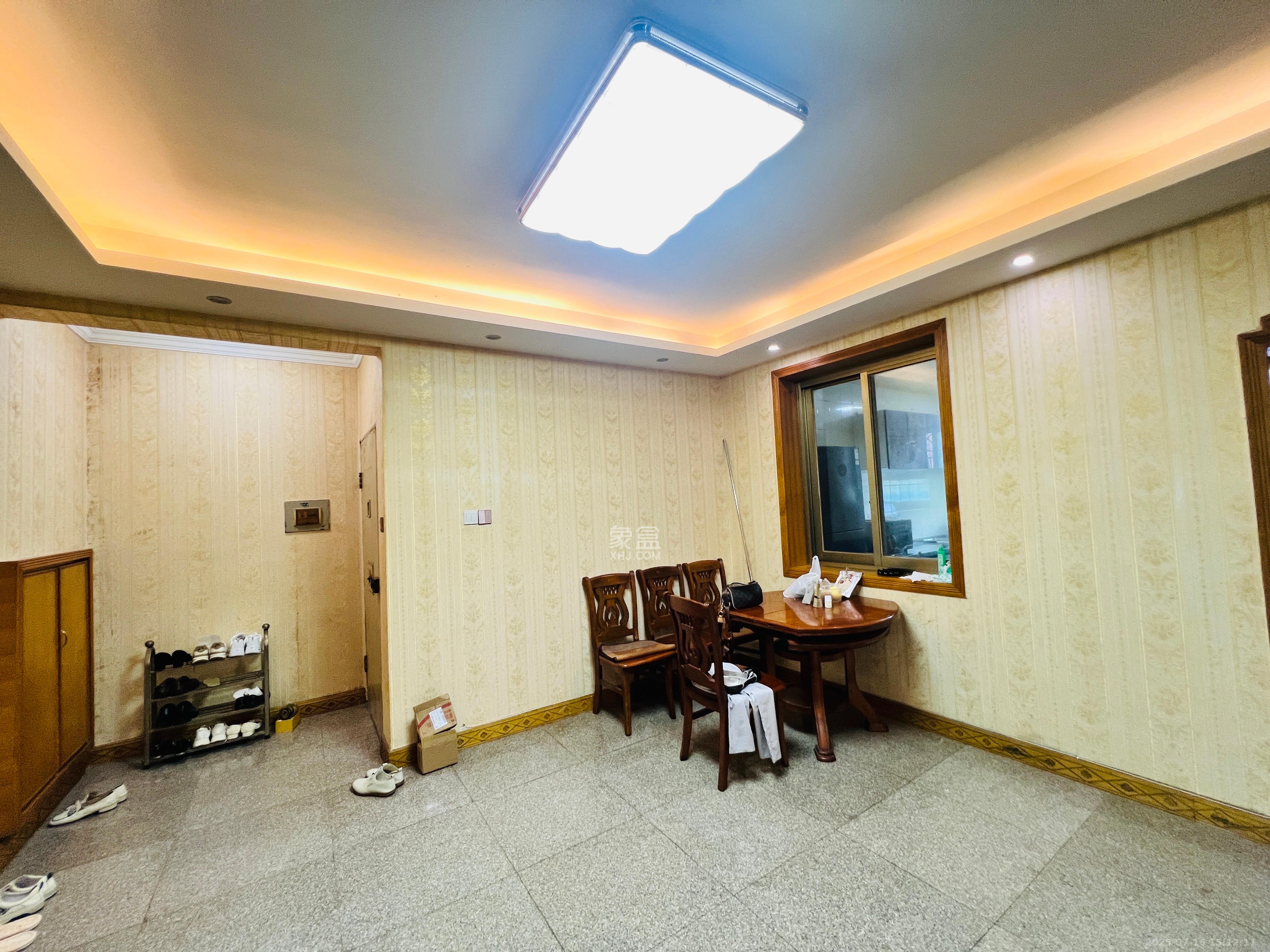 向东园社区(国税局宿舍) 3室2厅2卫 2600.0元/月 向东园社区(国税局宿舍) 3室2厅2卫 2600.0元/月室内图