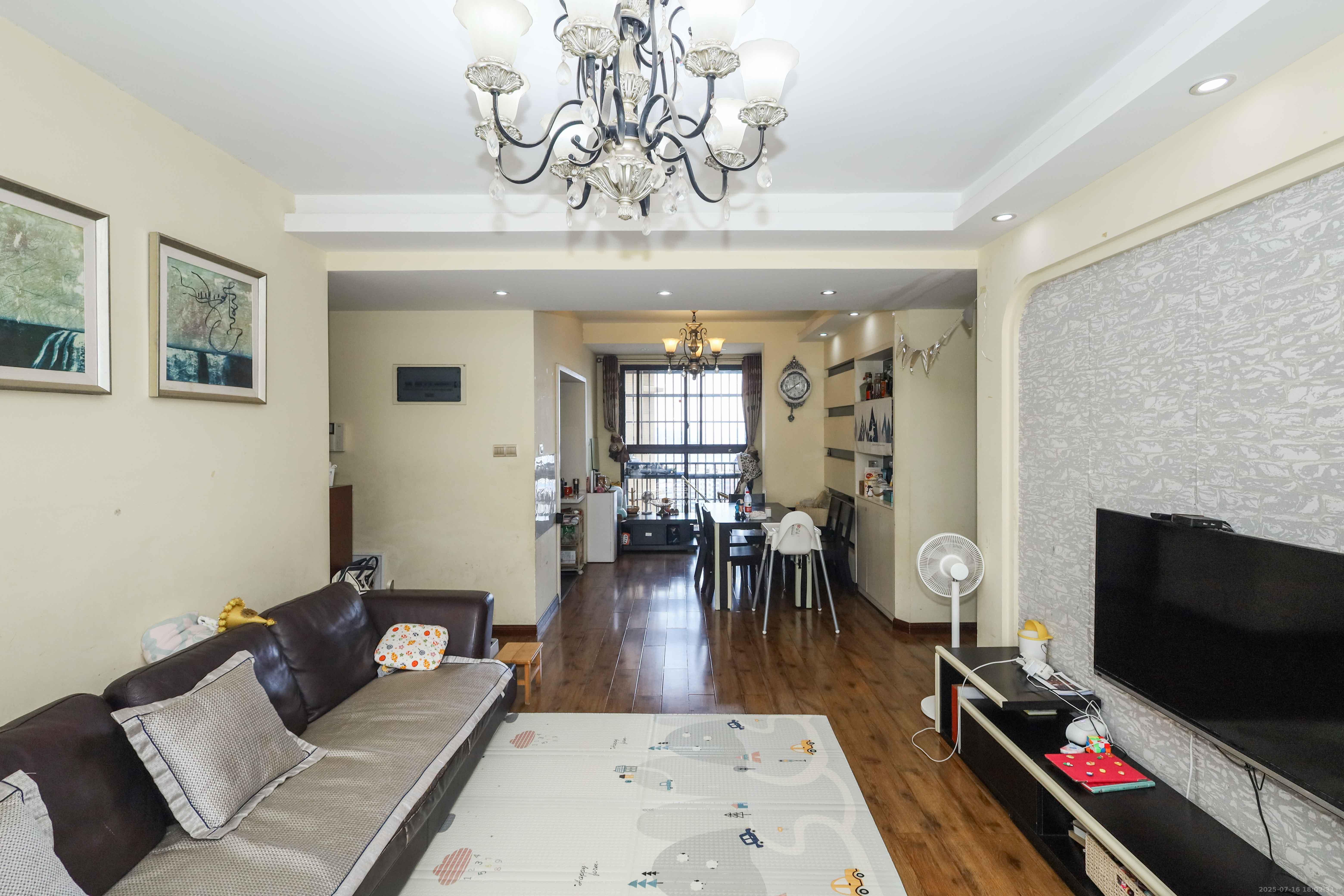 保利麓谷林语F区 3室2厅1卫 105.0万 保利麓谷林语F区 3室2厅1卫 105.0万客厅