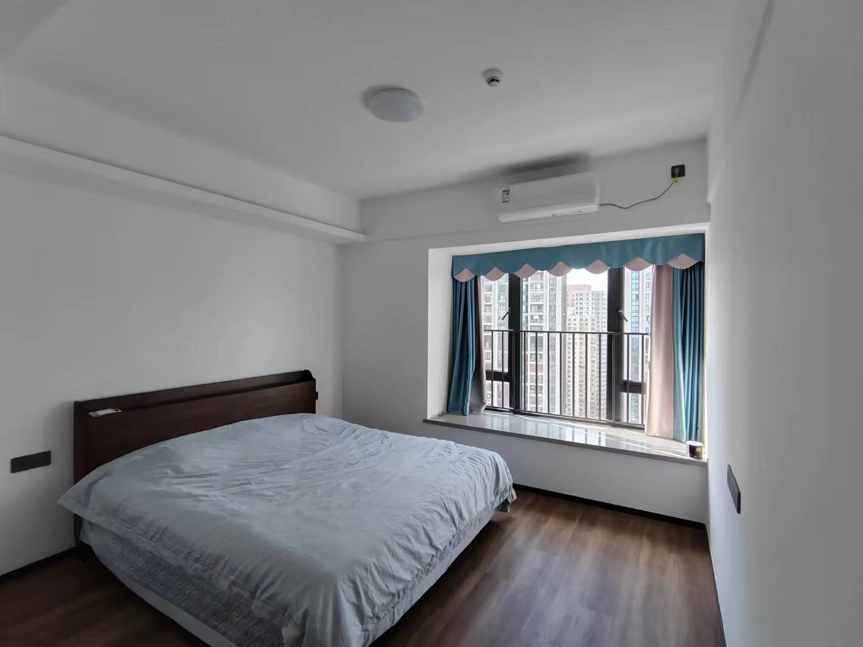 华润中心三期  4室2厅2卫    400.0万 华润中心三期  4室2厅2卫    400.0万客厅