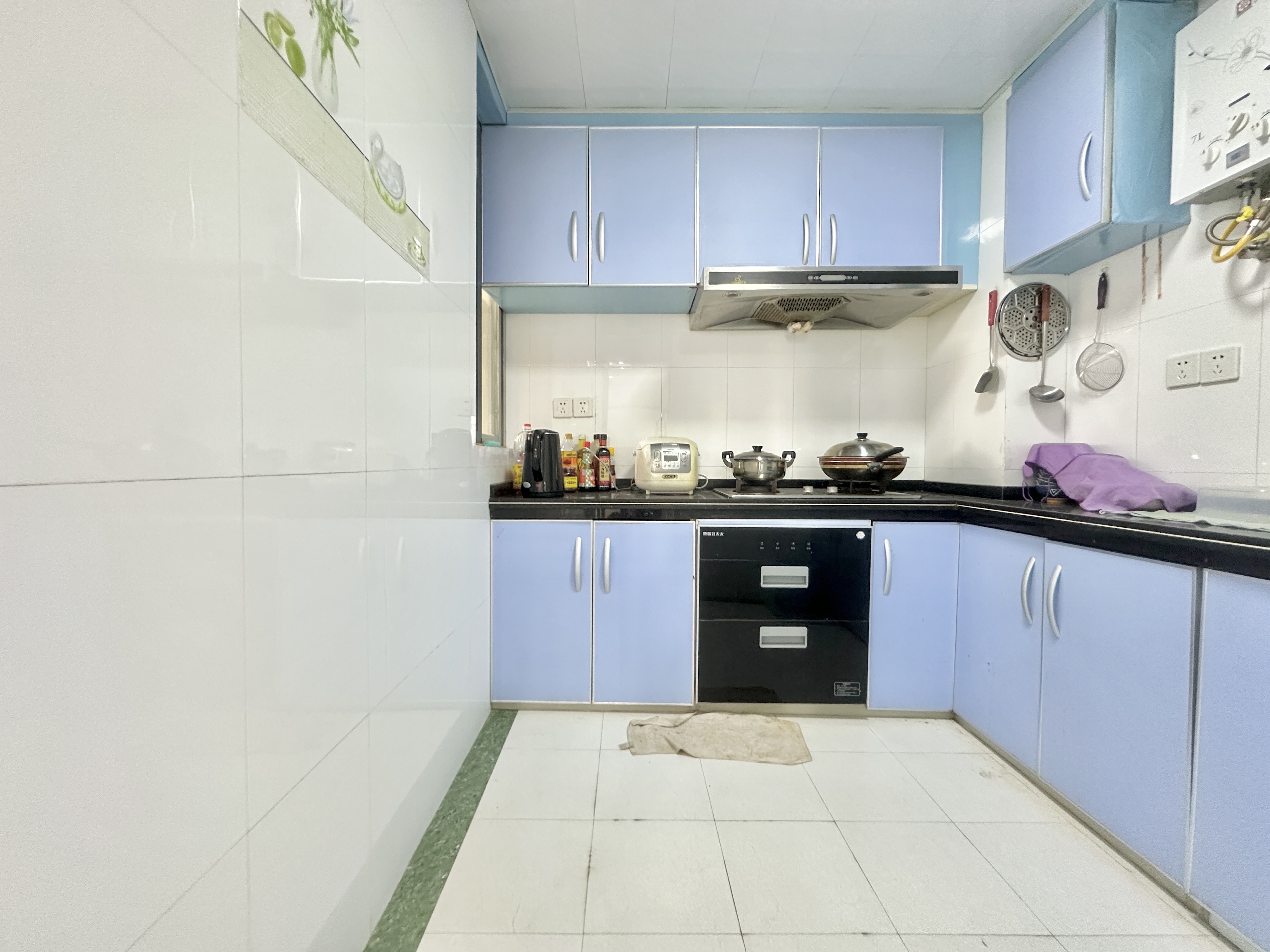 金山广场 3室2厅2卫 110.0万 金山广场 3室2厅2卫 110.0万客厅