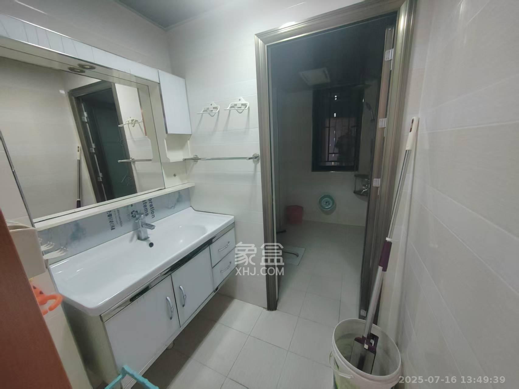 莱茵城  1室2厅2卫   2400.00元/月室内图