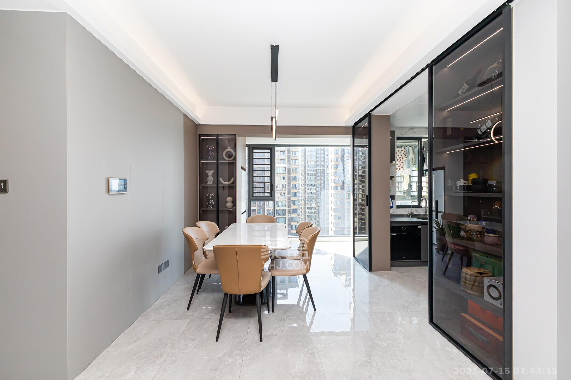 润和湘江天地E区  4室2厅3卫    225.0万 润和湘江天地E区  4室2厅3卫    225.0万客厅