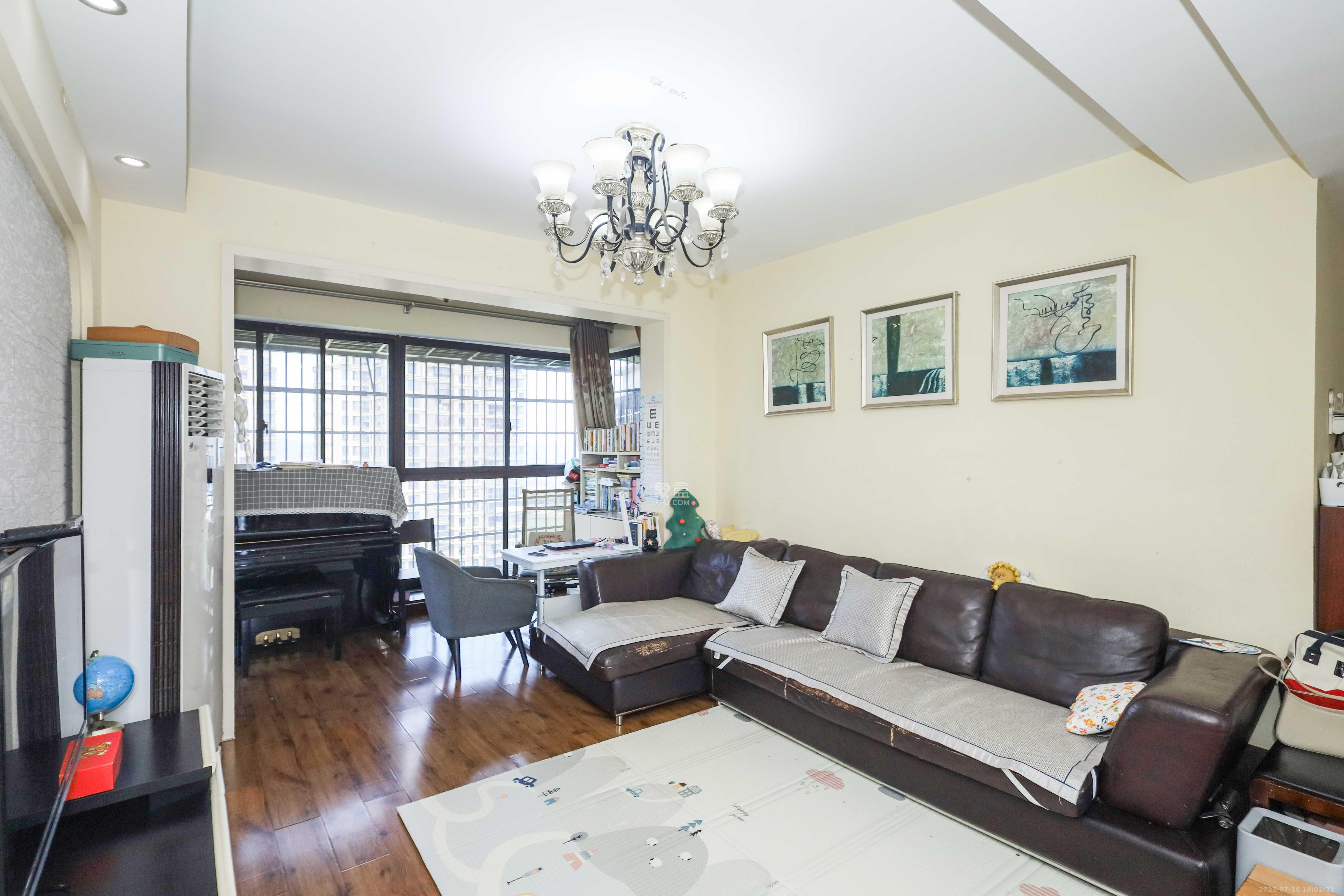 保利麓谷林语F区 3室2厅1卫 105.0万 保利麓谷林语F区 3室2厅1卫 105.0万客厅