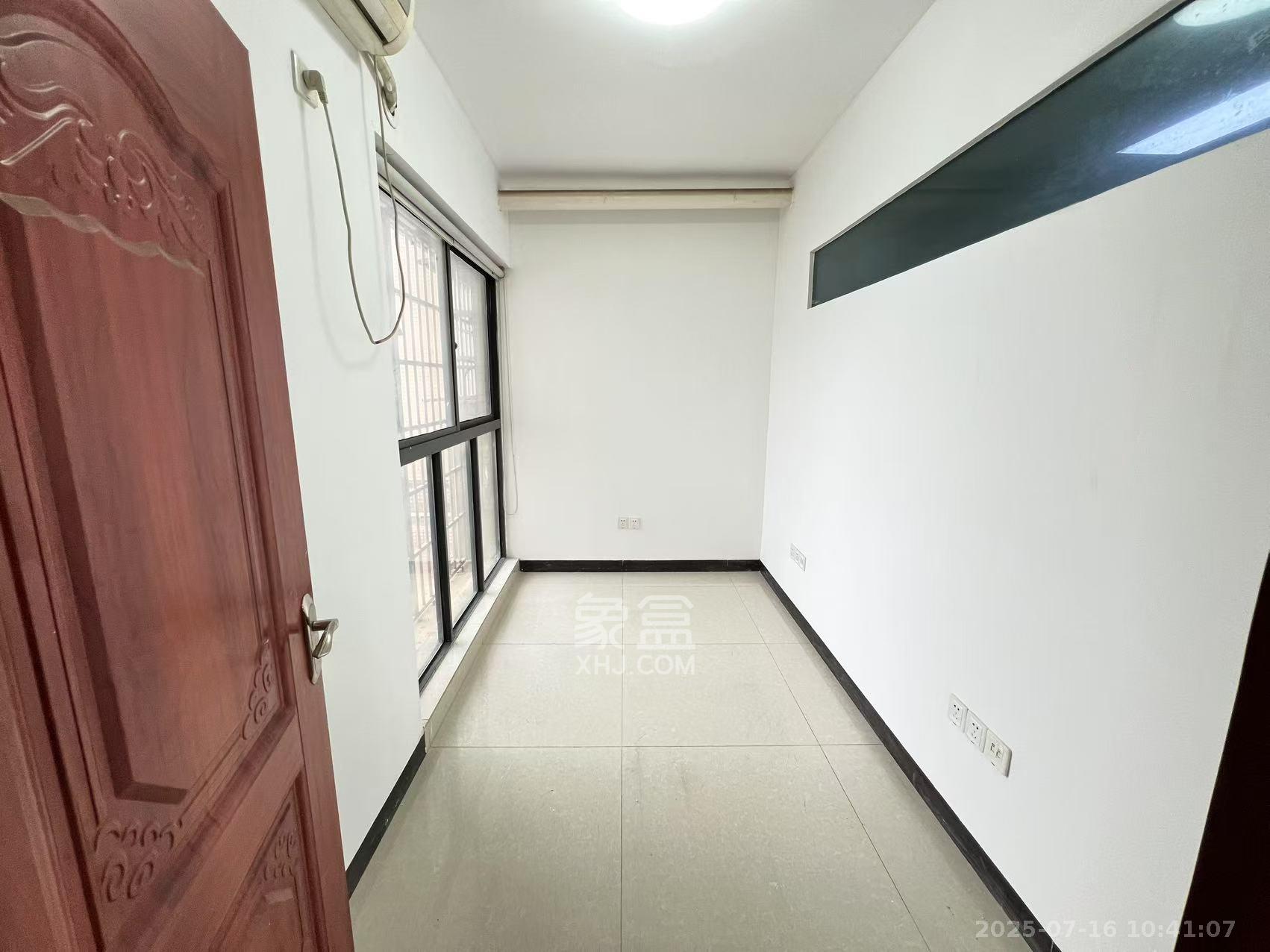 华城广场  2室2厅1卫    2800.0元/月室内图
