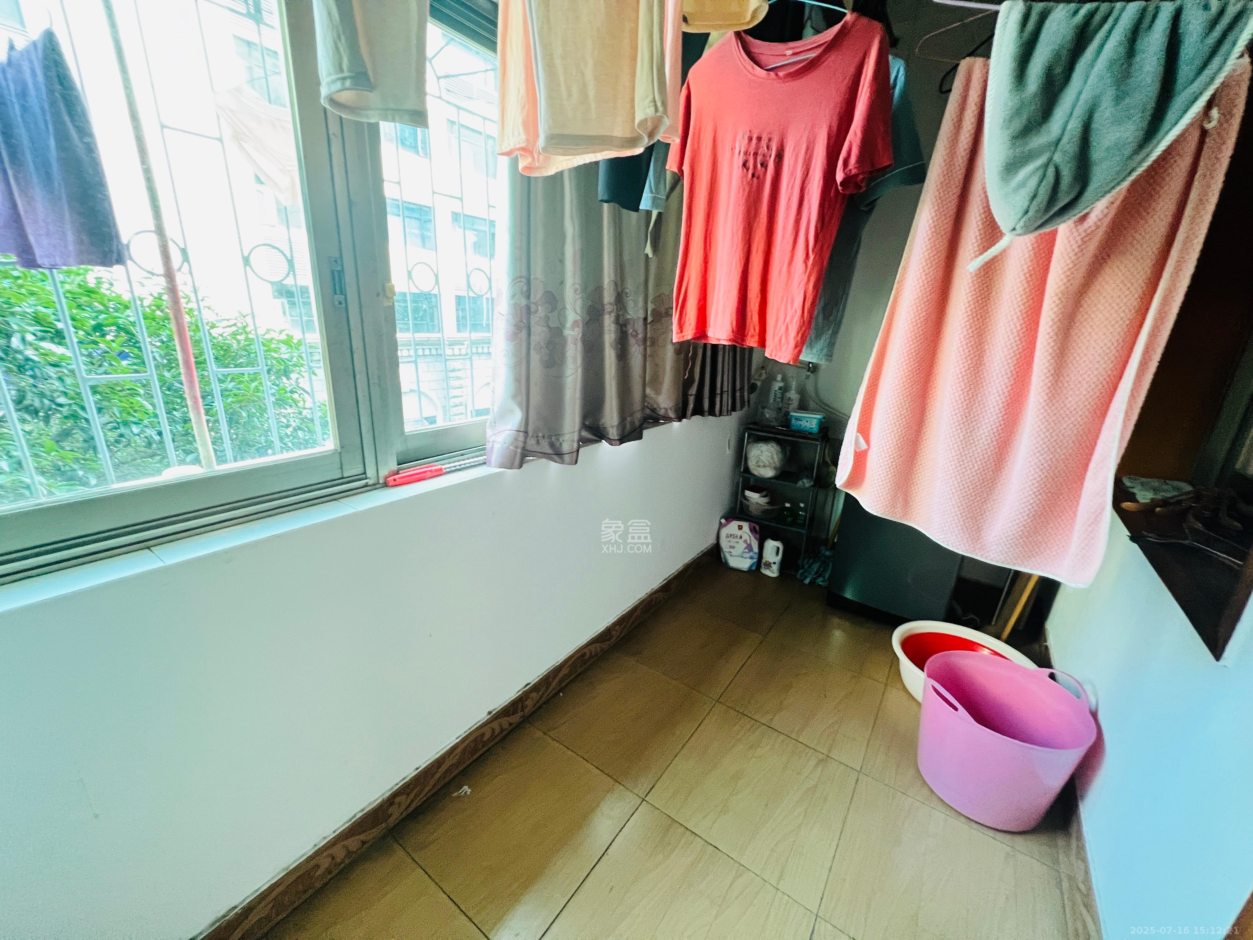 向东园社区(国税局宿舍) 3室2厅2卫 2600.0元/月 向东园社区(国税局宿舍) 3室2厅2卫 2600.0元/月室内图