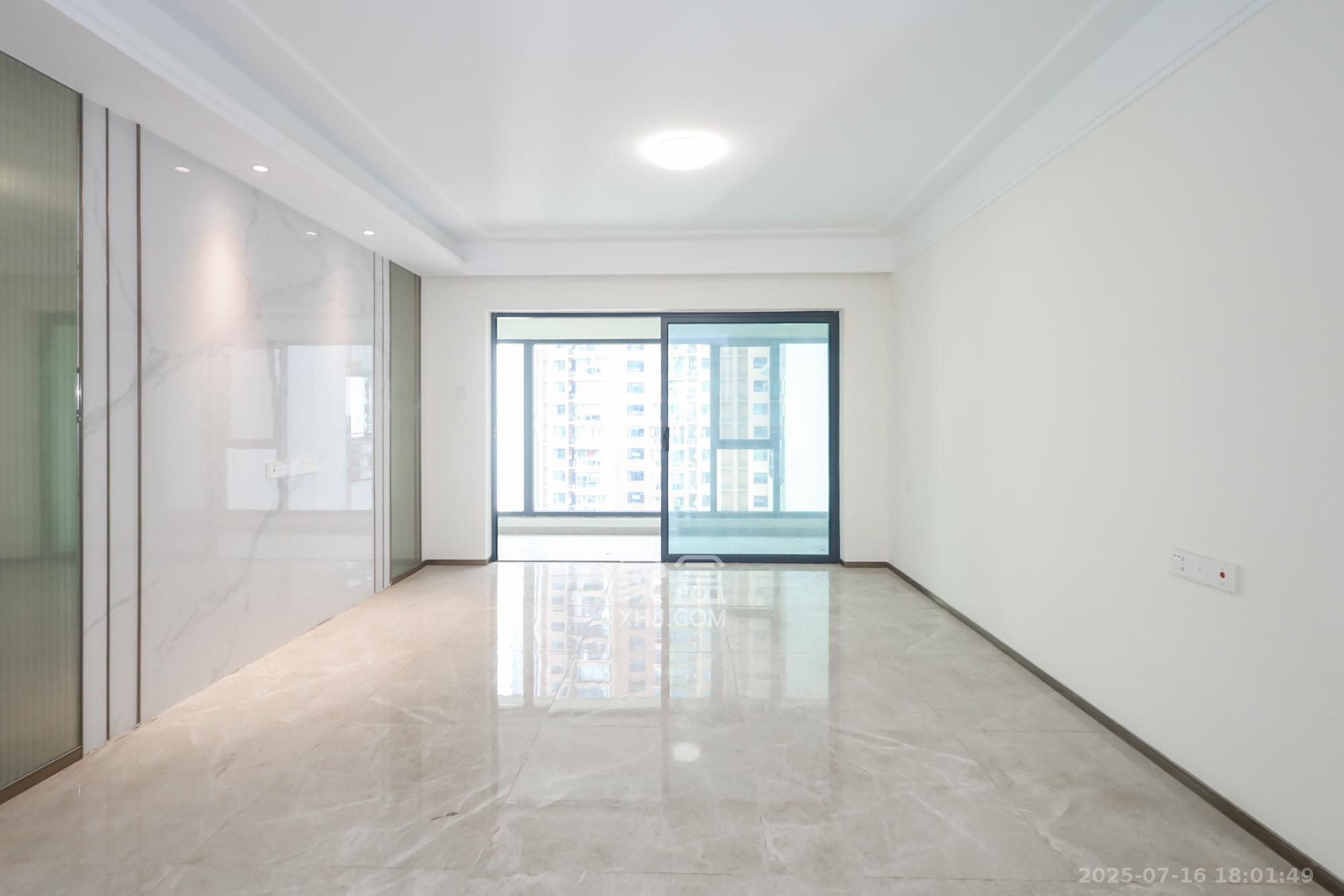 滨江府1913 4室2厅2卫 233.0万 滨江府1913 4室2厅2卫 233.0万客厅