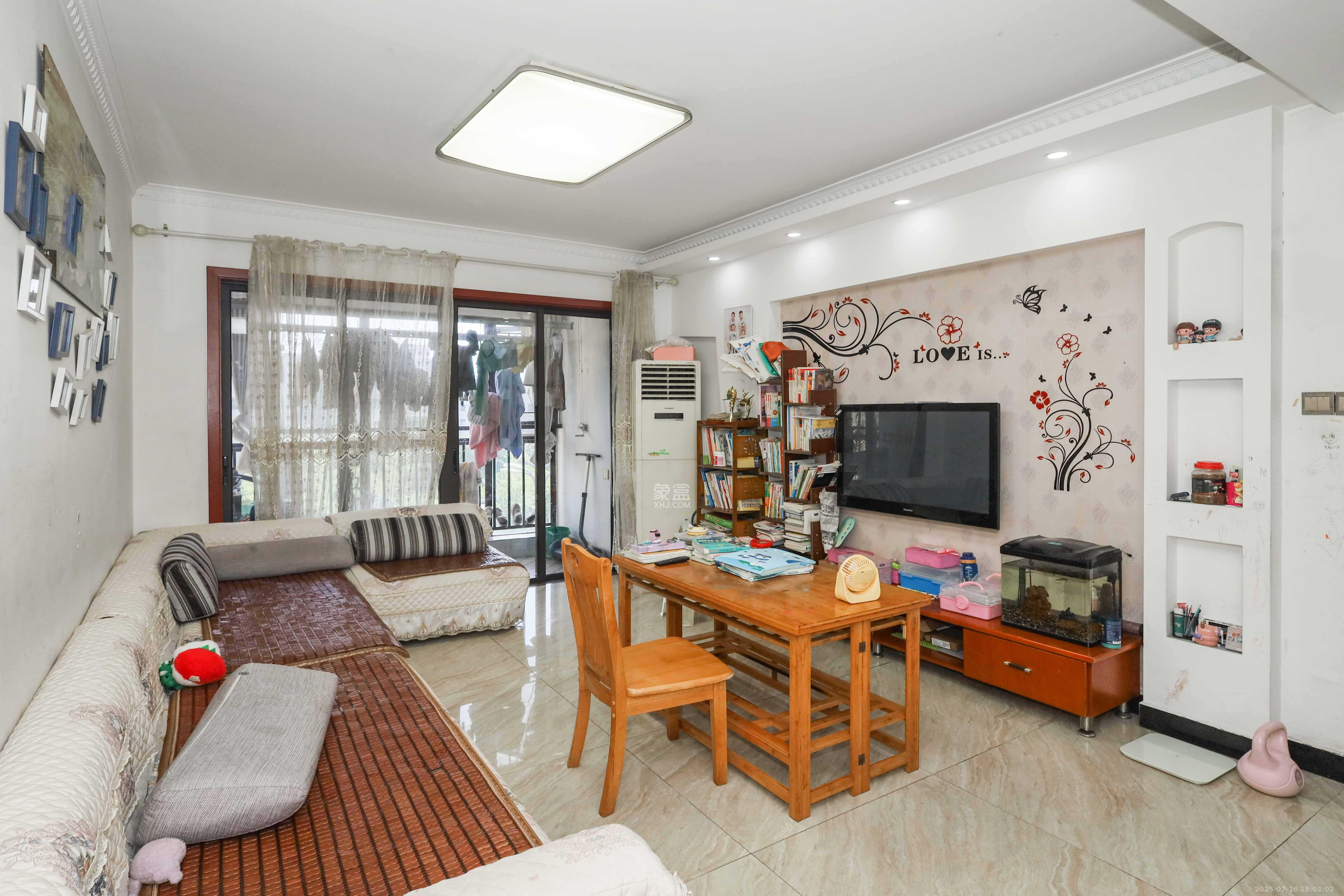 保利麓谷林语F区 3室2厅1卫 82.0万 保利麓谷林语F区 3室2厅1卫 82.0万客厅