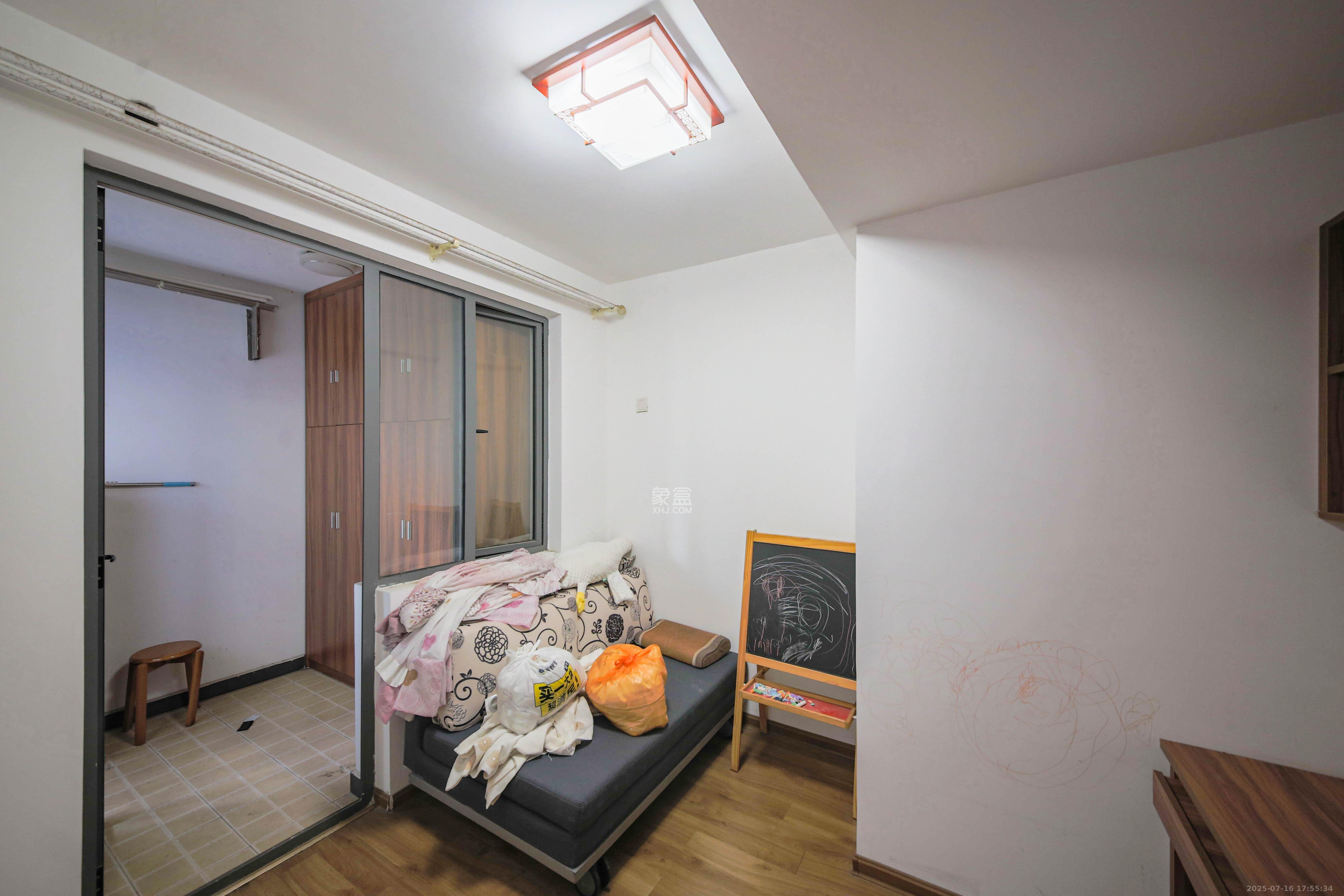 湘府东苑 3室2厅2卫 85.0万 湘府东苑 3室2厅2卫 85.0万卧室