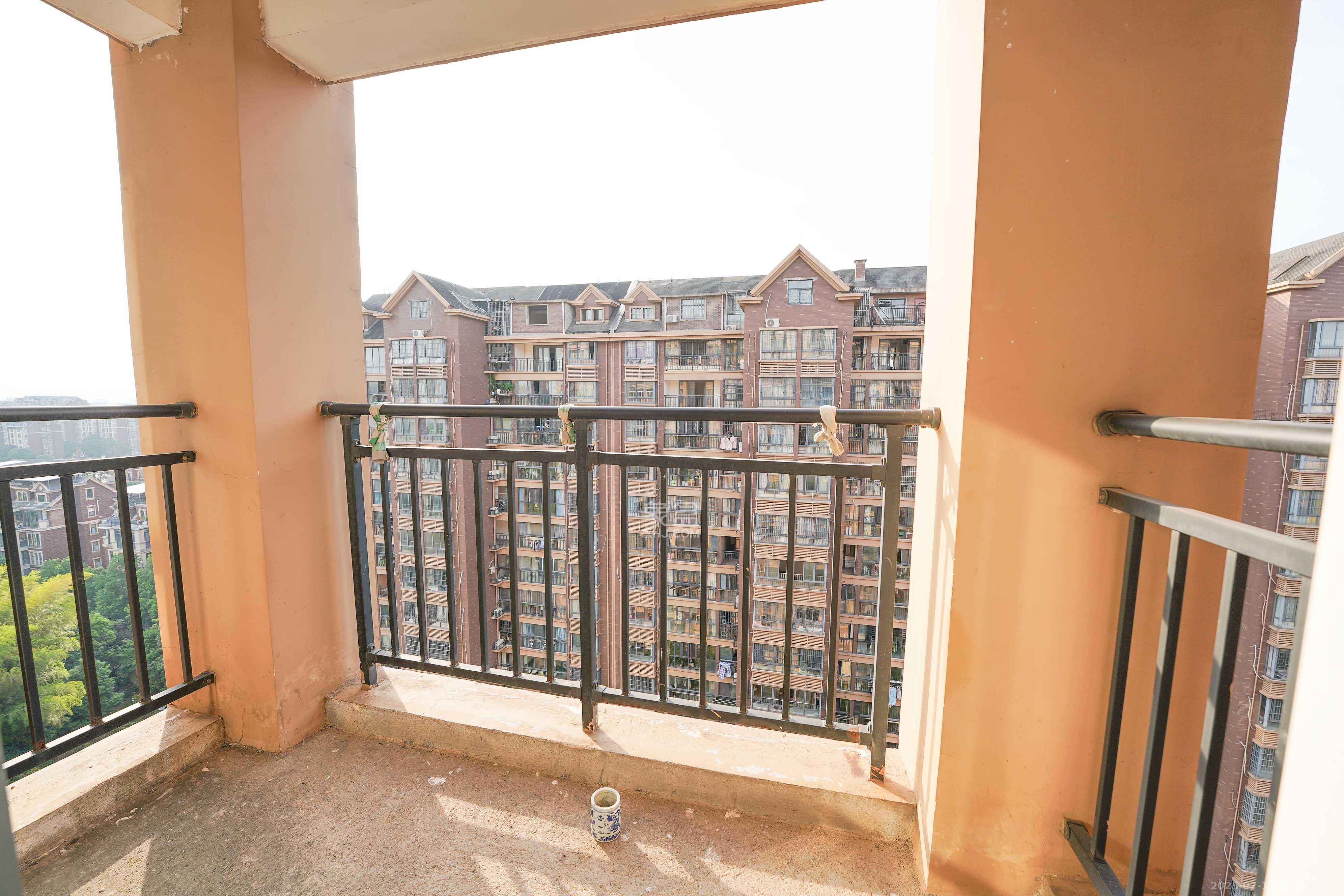 五矿格澜郡  3室2厅2卫    85.0万 五矿格澜郡  3室2厅2卫    85.0万阳台