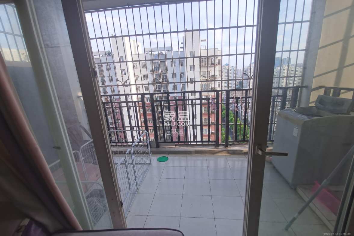 一品东庭  3室2厅1卫    2500.0元/月 一品东庭  3室2厅1卫    2500.0元/月室内图