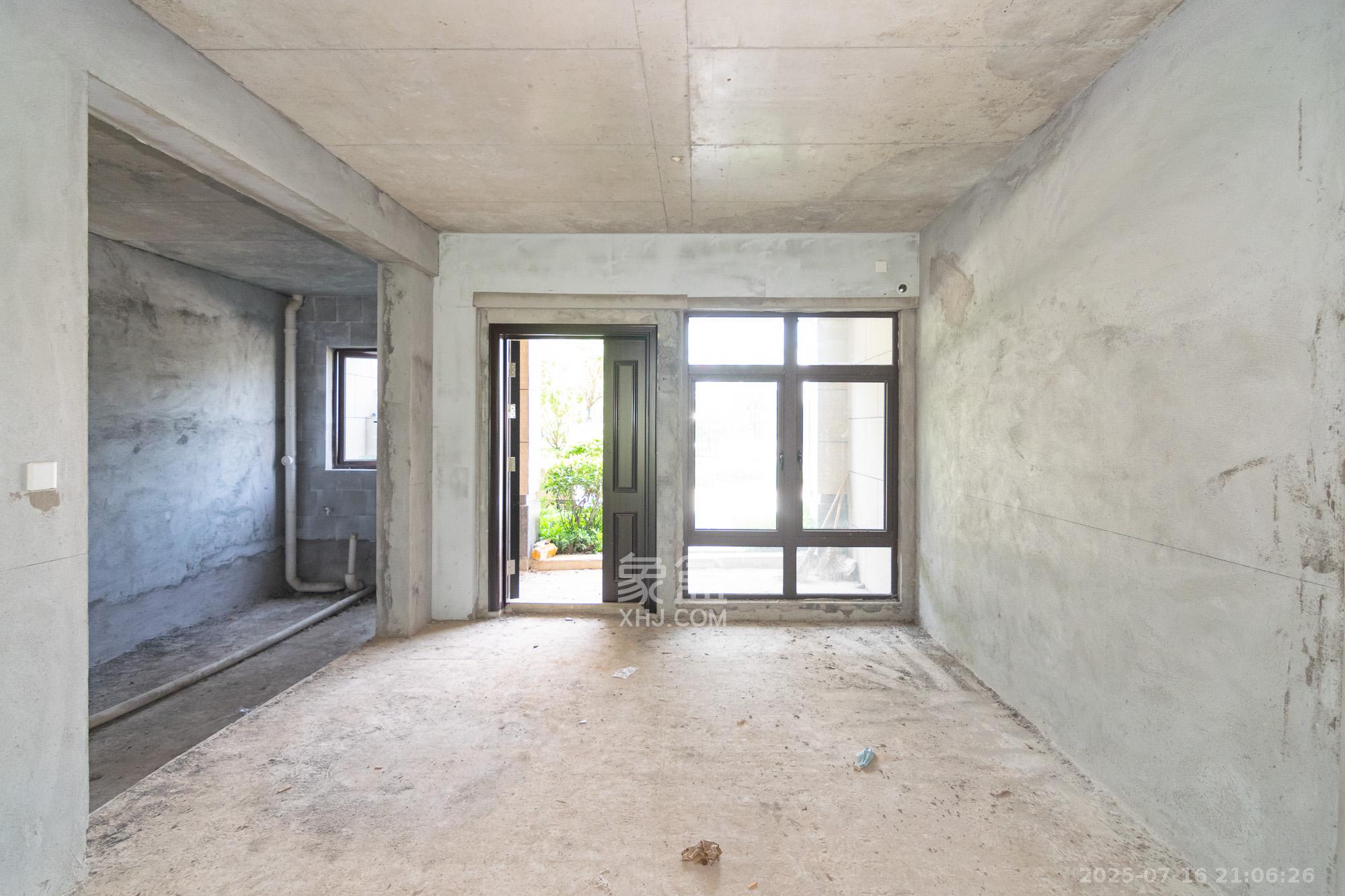 碧桂园御园  5室2厅3卫    180.0万 碧桂园御园  5室2厅3卫    180.0万客厅