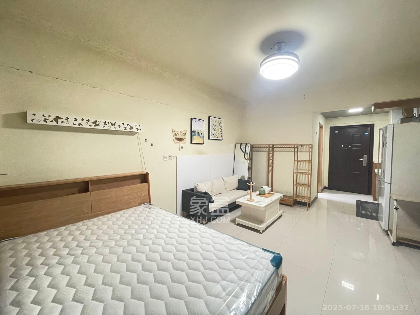 山水华景  1室1厅1卫   1400.00元/月室内图