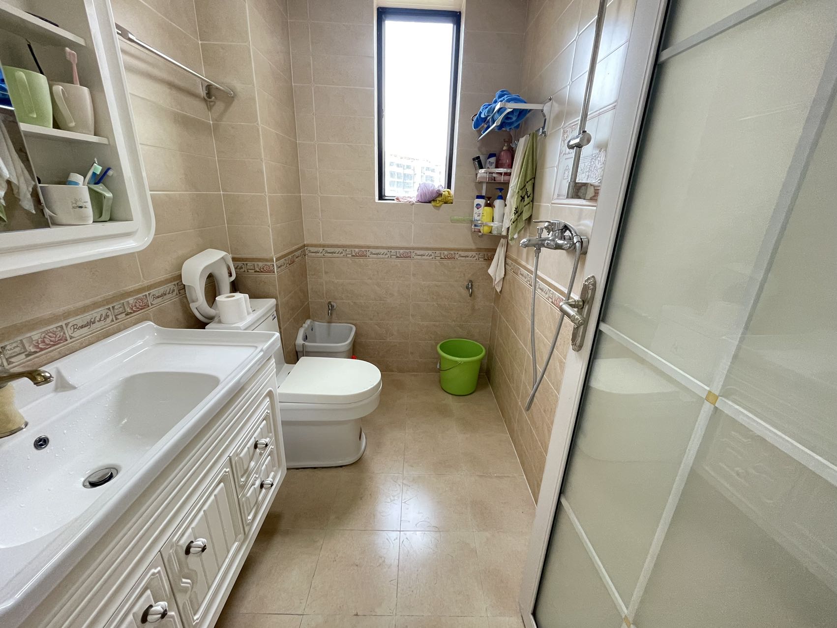 翡翠水城(住宅) 2室2厅1卫 130.0万 翡翠水城(住宅) 2室2厅1卫 130.0万客厅