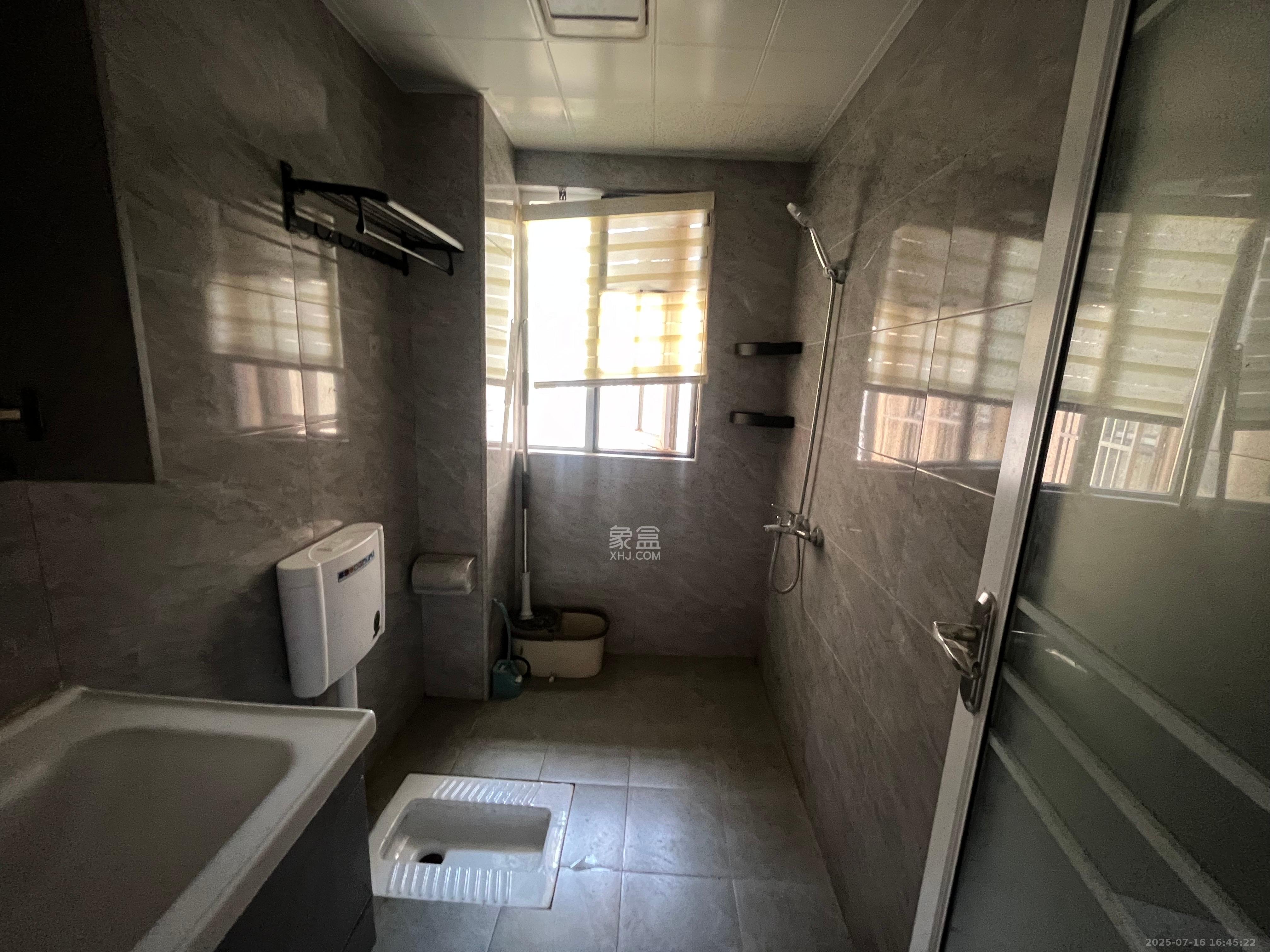 嘉荣苑  3室2厅2卫    2600.0元/月 嘉荣苑  3室2厅2卫    2600.0元/月室内图