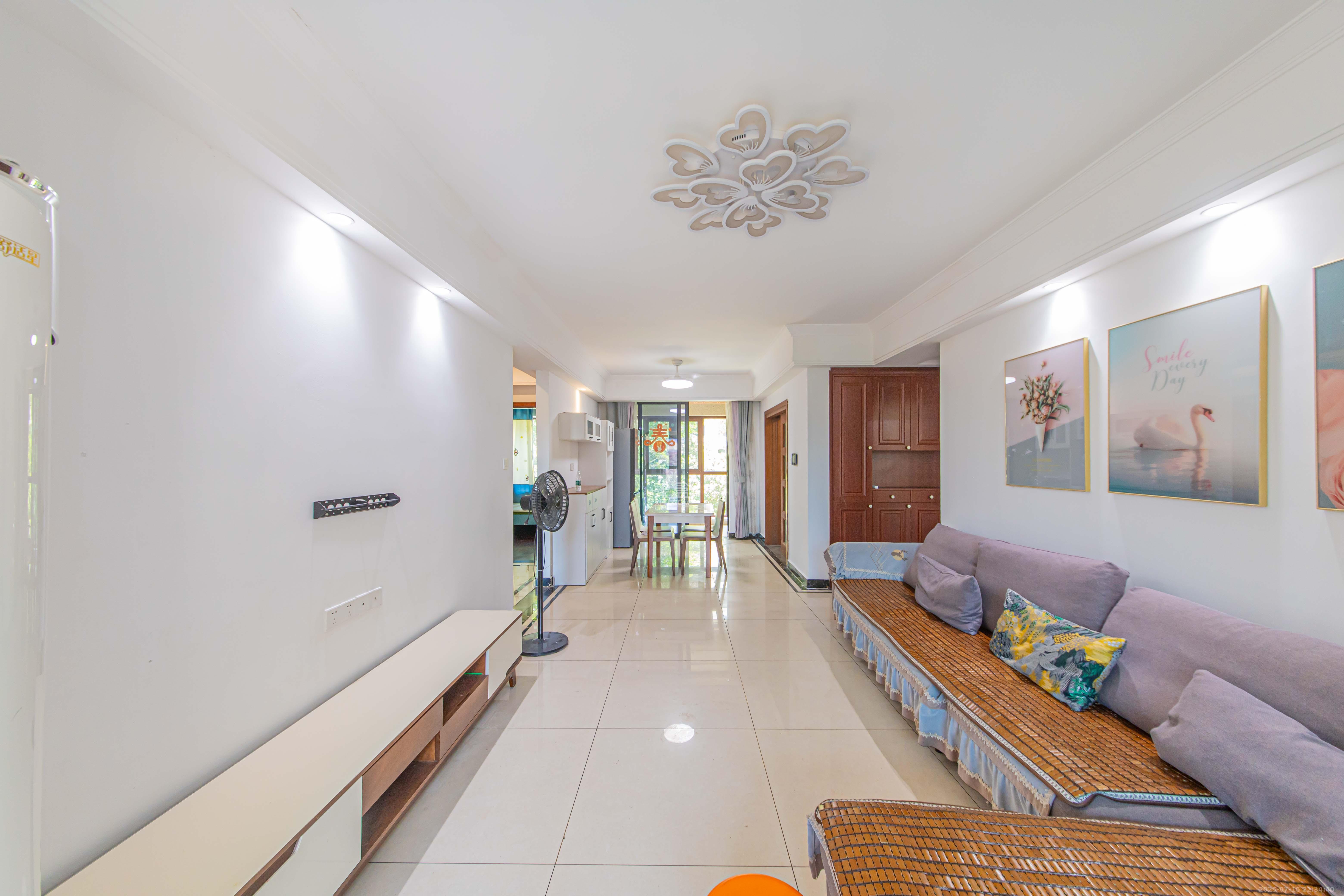 中海新城熙岸（中信新城五期）  3室2厅2卫    106.0万客厅