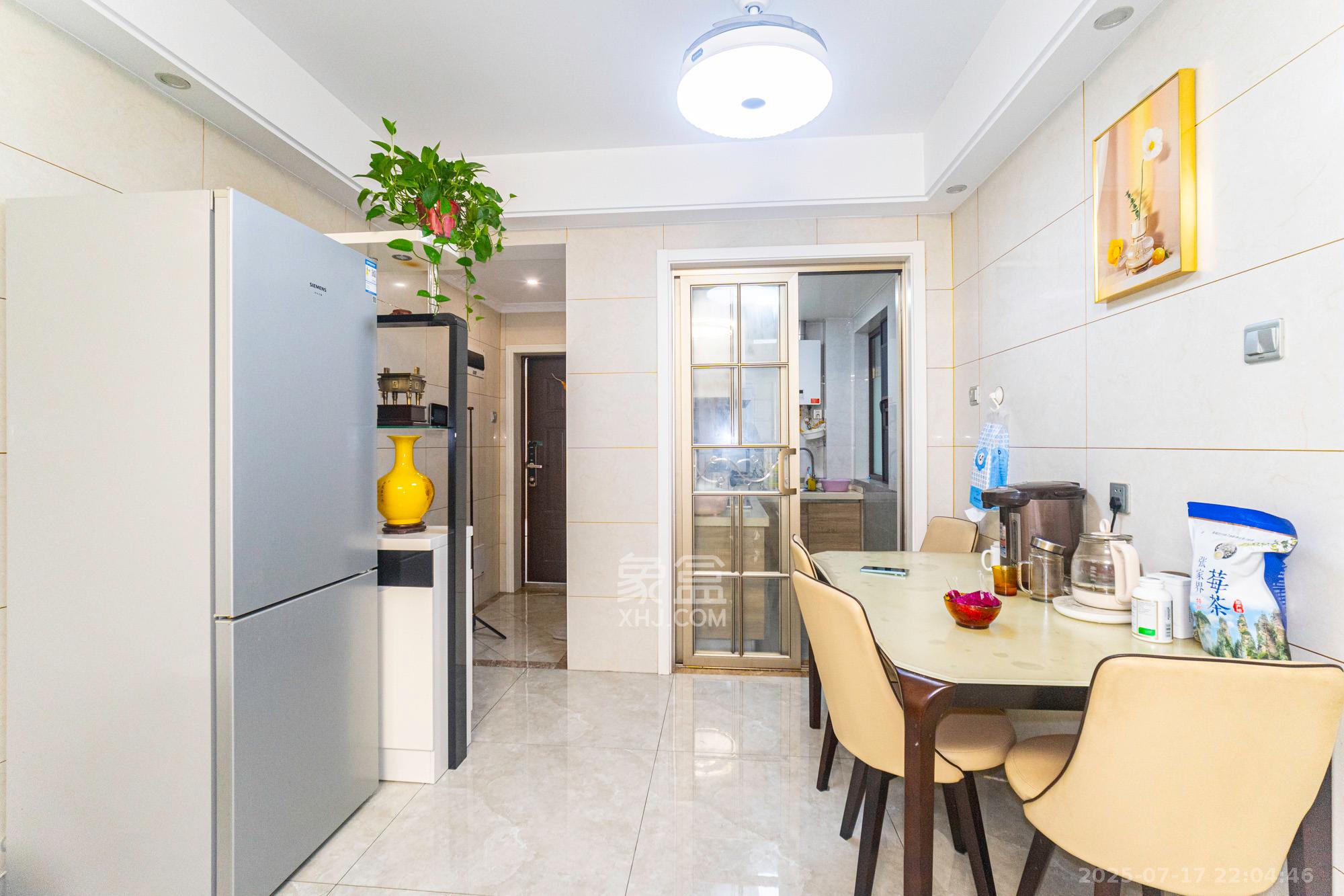 华润置地广场二期  3室2厅1卫    82.0万 华润置地广场二期  3室2厅1卫    82.0万客厅