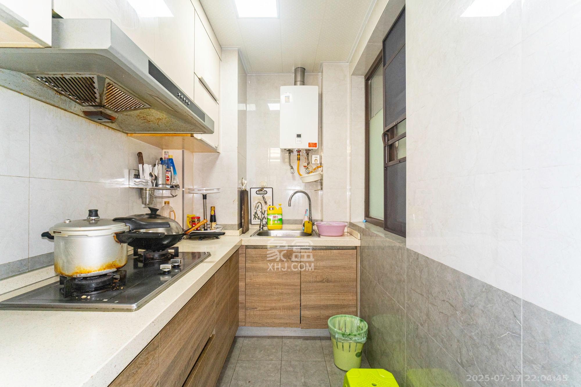 华润置地广场二期  3室2厅1卫    82.0万 华润置地广场二期  3室2厅1卫    82.0万厨房