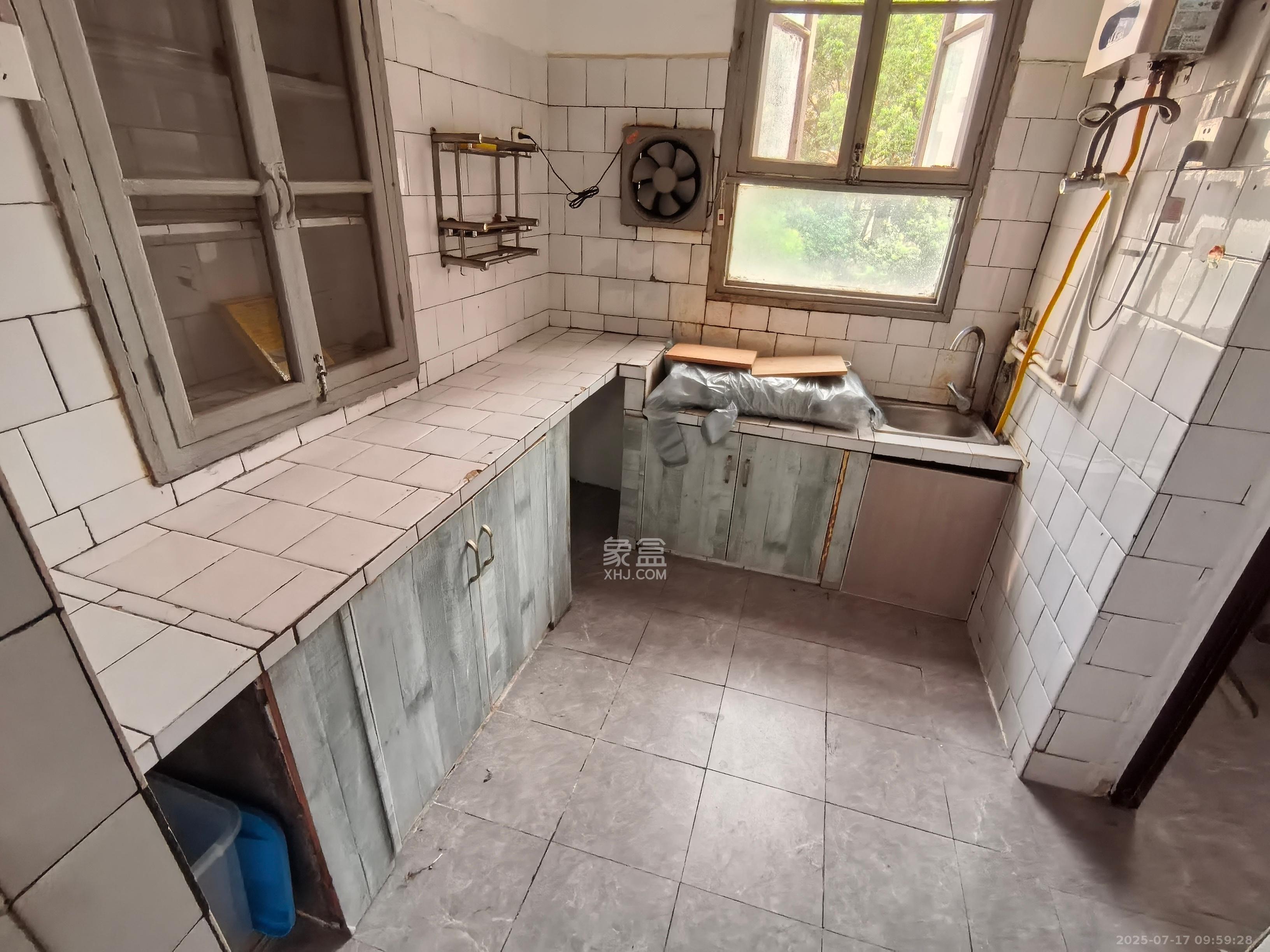 东二环黄兴医院宿舍(长峰医院宿舍、湘城医院)  3室1厅1卫    1700.0元/月 东二环黄兴医院宿舍(长峰医院宿舍、湘城医院)  3室1厅1卫    1700.0元/月室内图