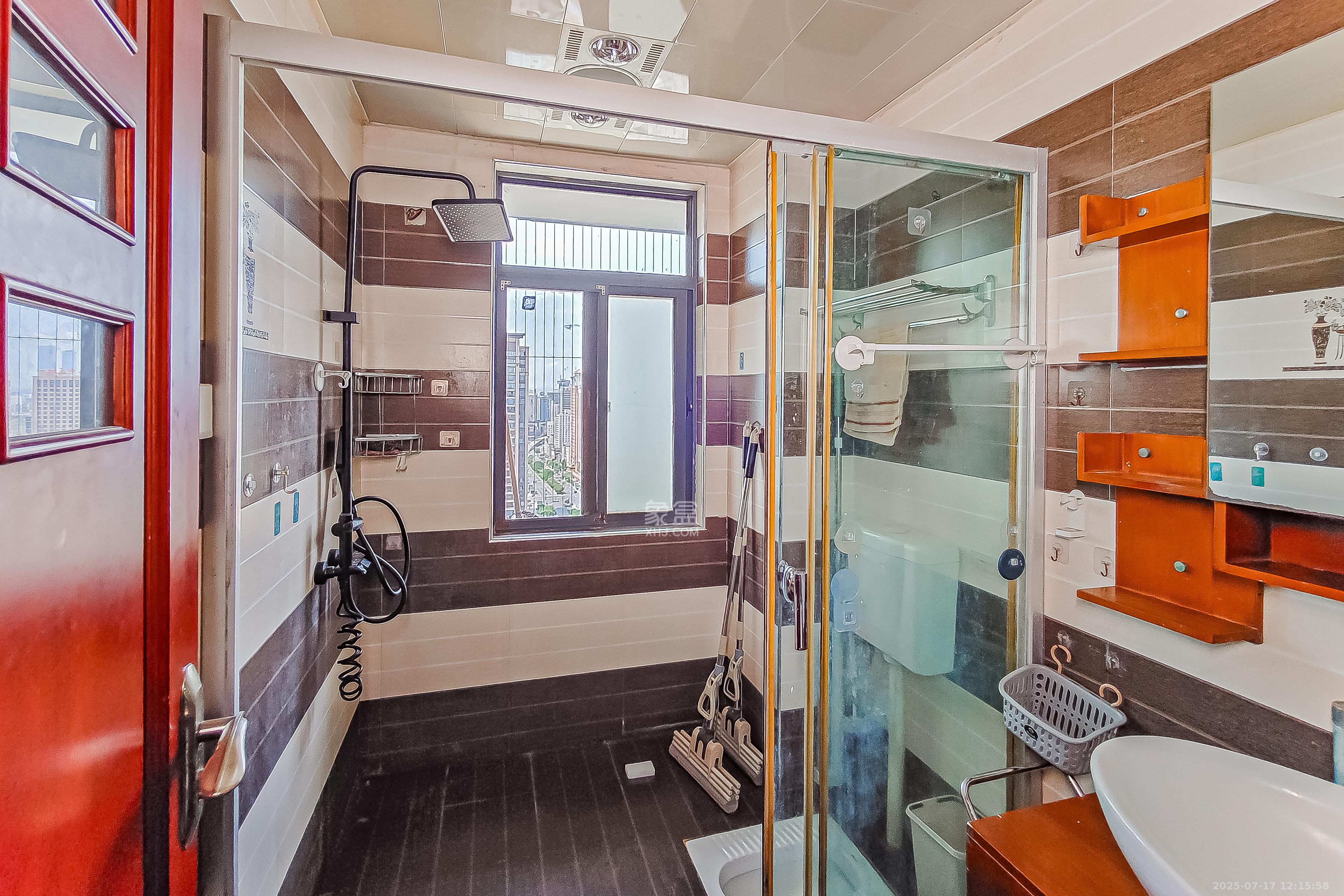 三万英尺  4室2厅2卫    148.0万卫生间