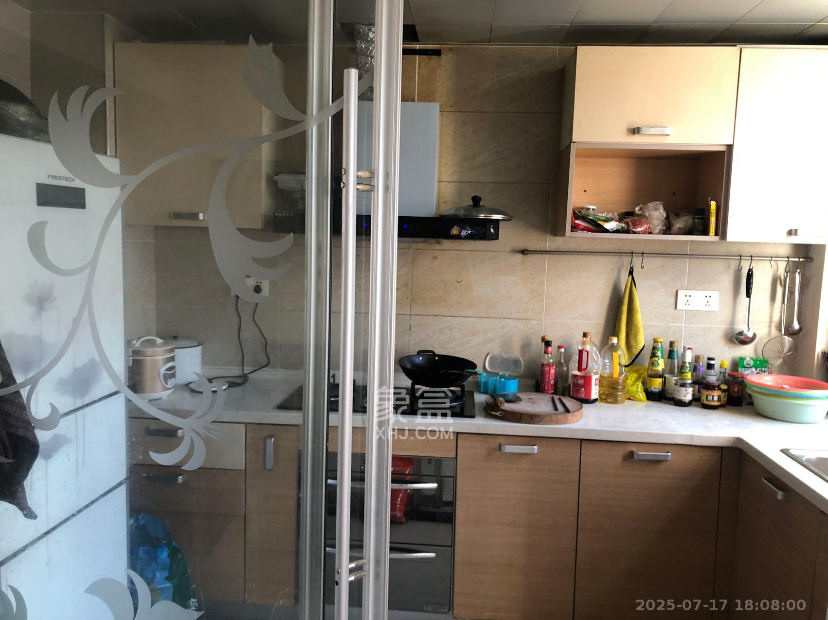 嘉盛华庭(一期、二期、三期) 3室2厅2卫 2700.0元/月 嘉盛华庭(一期、二期、三期) 3室2厅2卫 2700.0元/月室内图