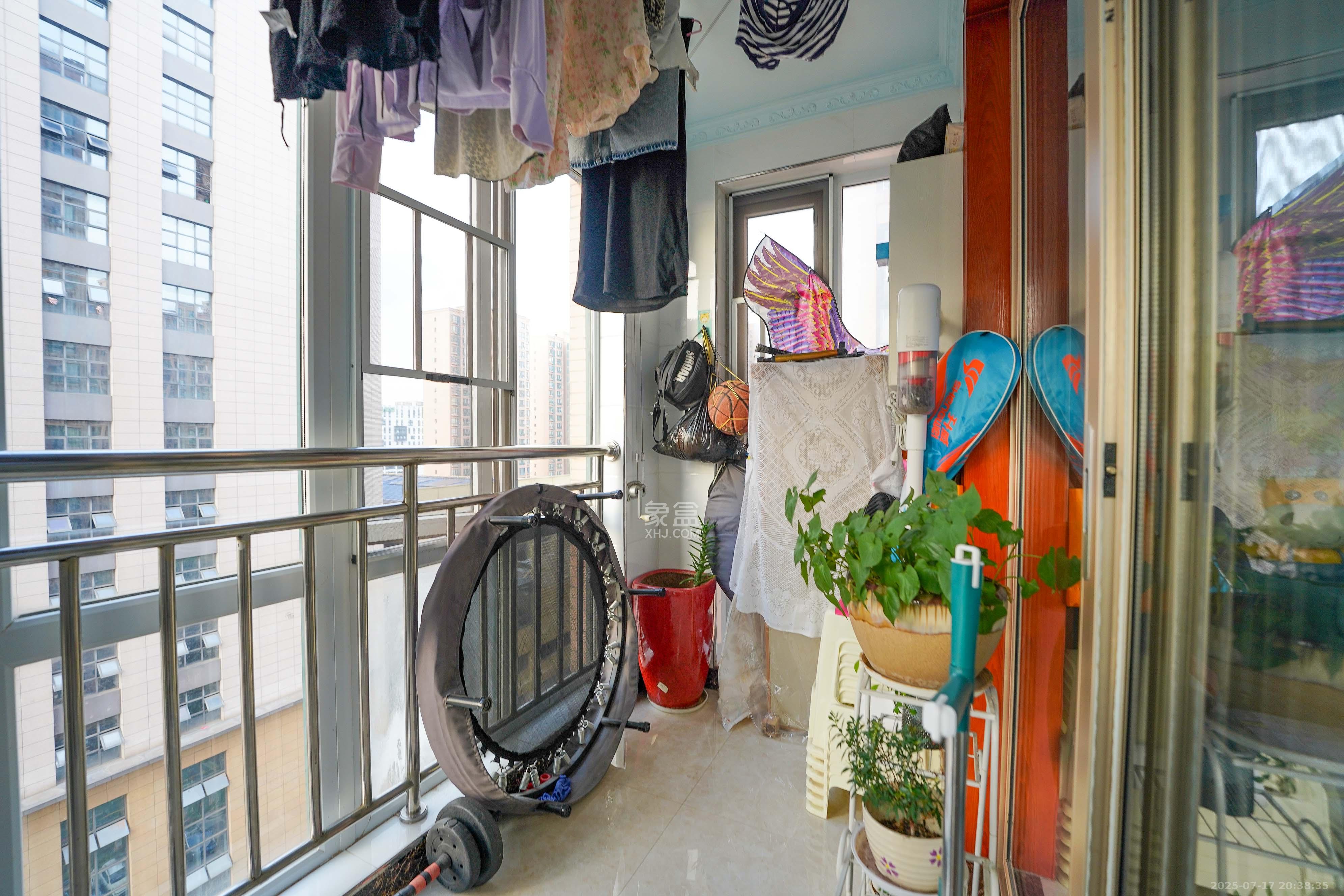 丽发新城 2室2厅1卫 63.80万 丽发新城 2室2厅1卫 63.80万阳台