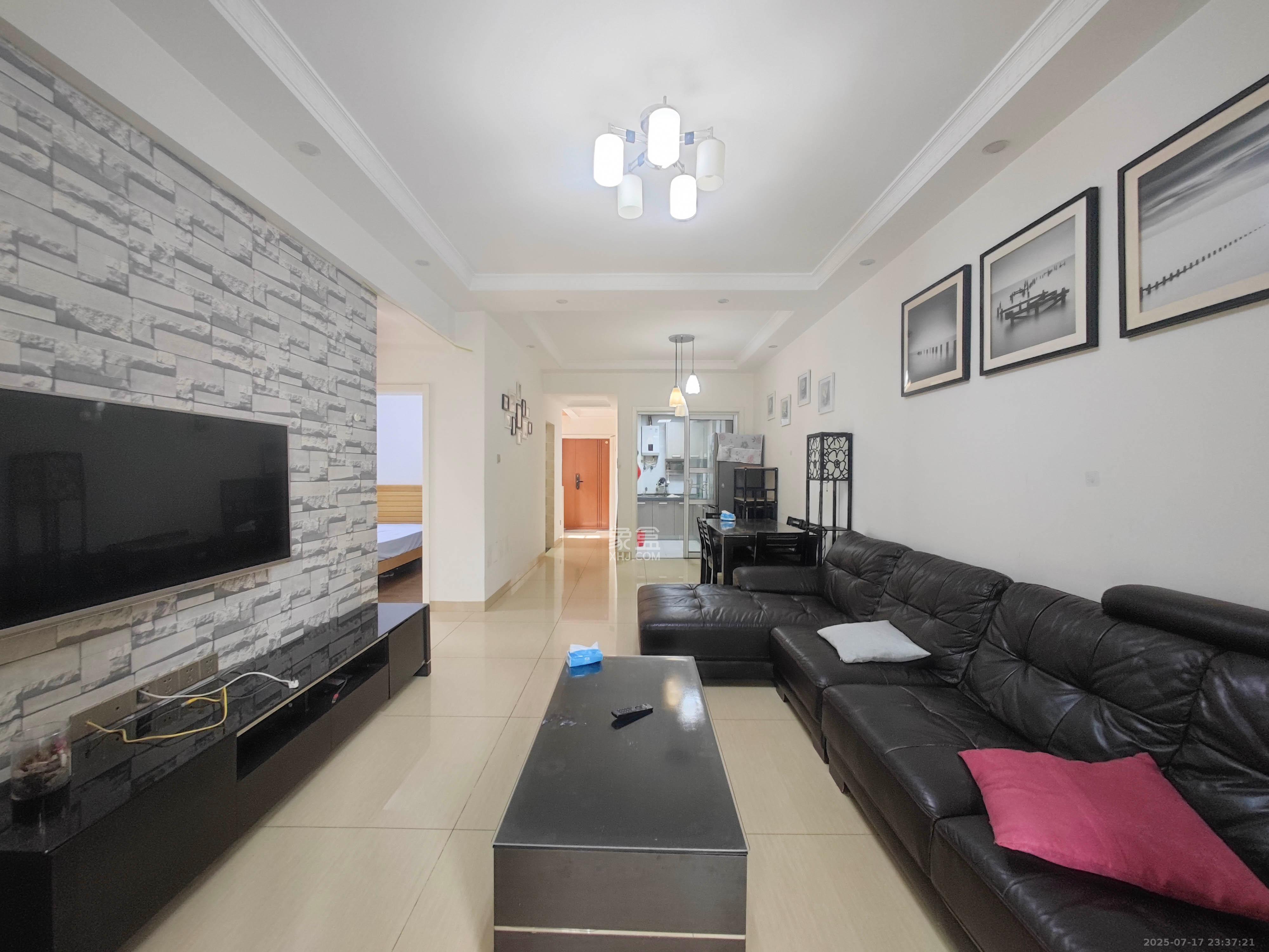 泰禹云开壹品 3室2厅1卫 90.0万 泰禹云开壹品 3室2厅1卫 90.0万客厅