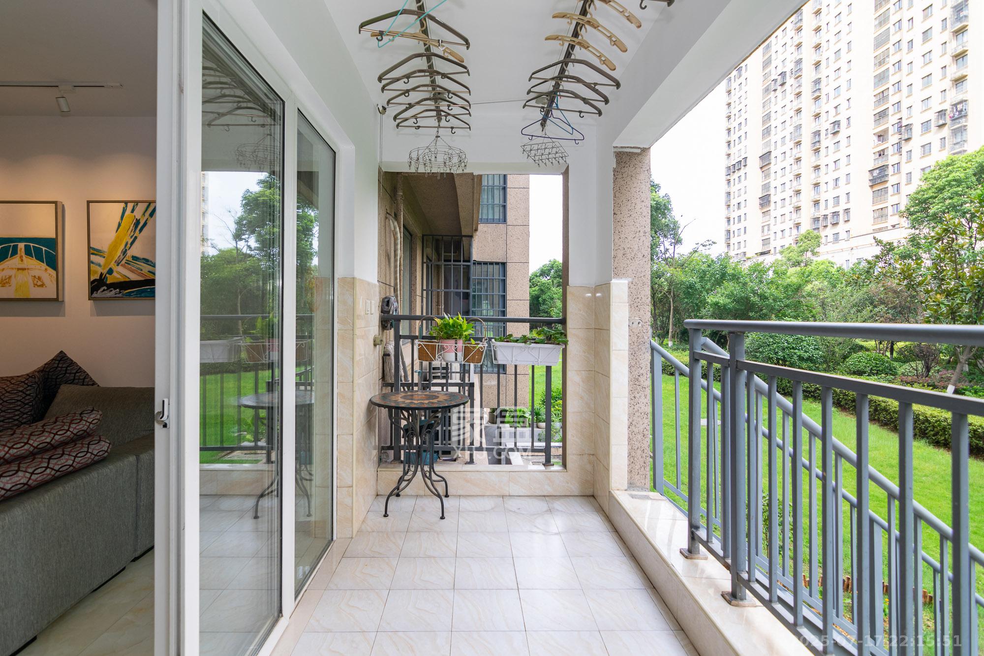 荣盛岳麓峰景 6室2厅3卫 128.8万 荣盛岳麓峰景 6室2厅3卫 128.8万阳台