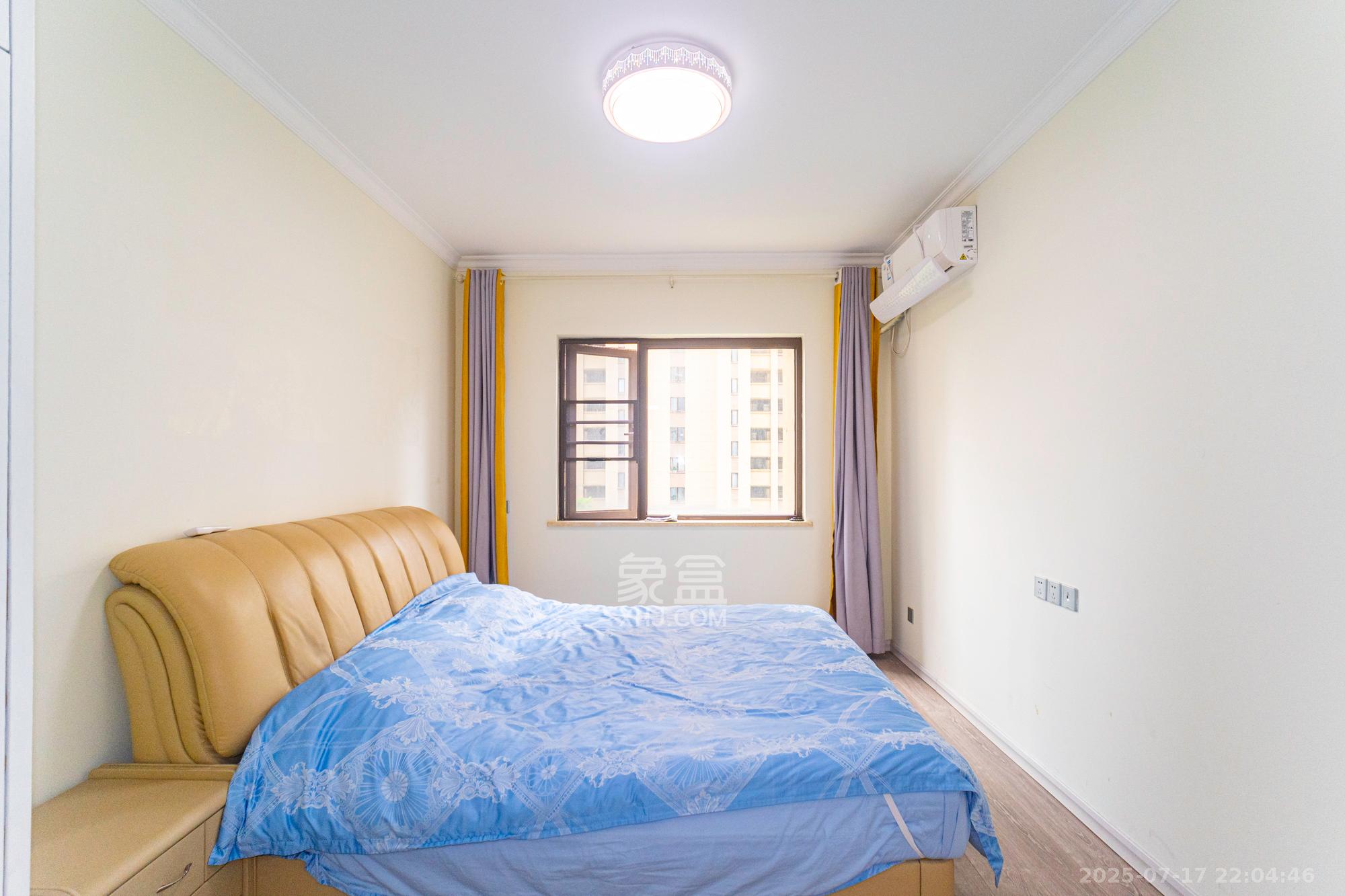 华润置地广场二期  3室2厅1卫    82.0万 华润置地广场二期  3室2厅1卫    82.0万卧室