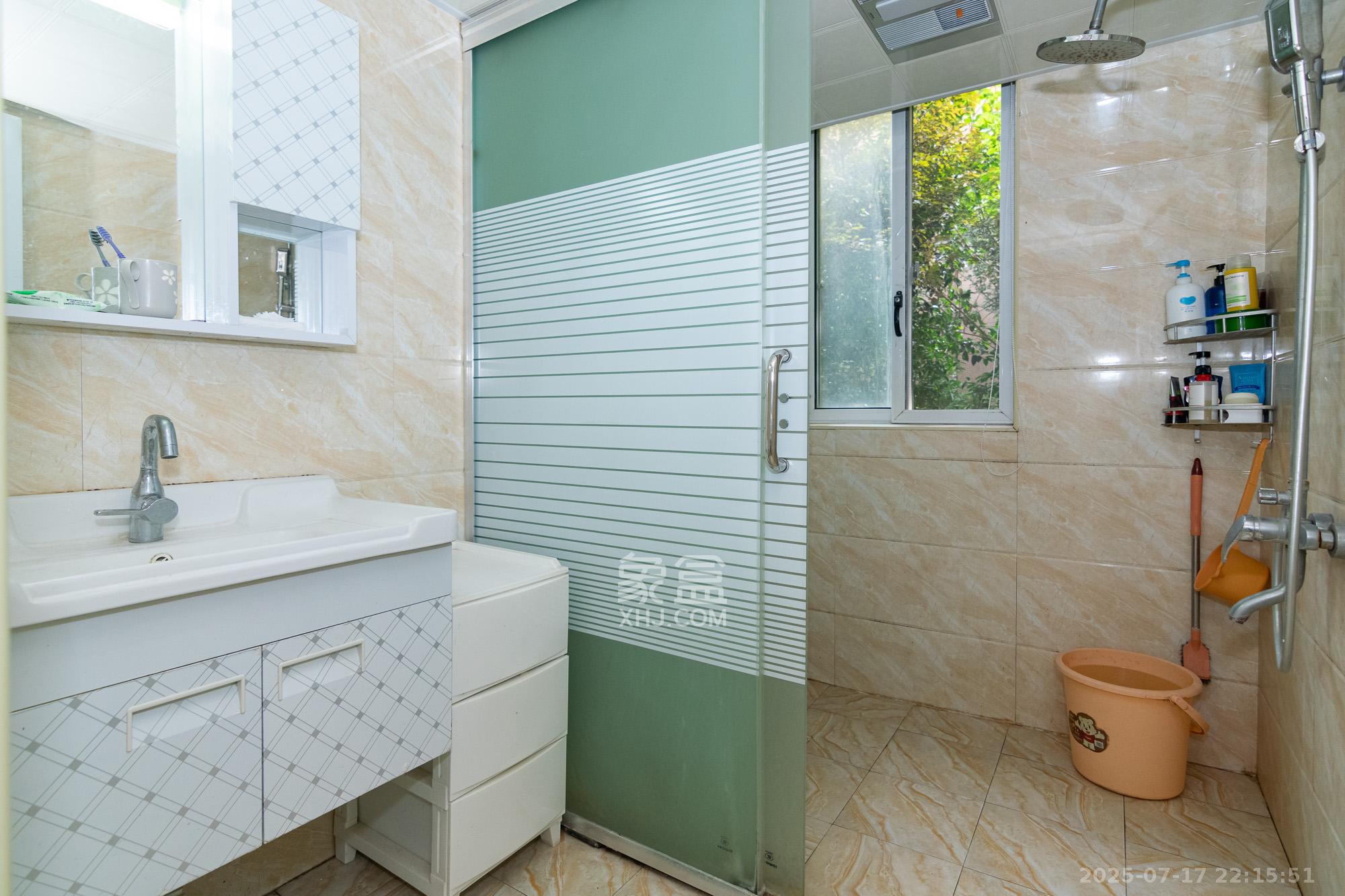 荣盛岳麓峰景 6室2厅3卫 128.8万 荣盛岳麓峰景 6室2厅3卫 128.8万卫生间