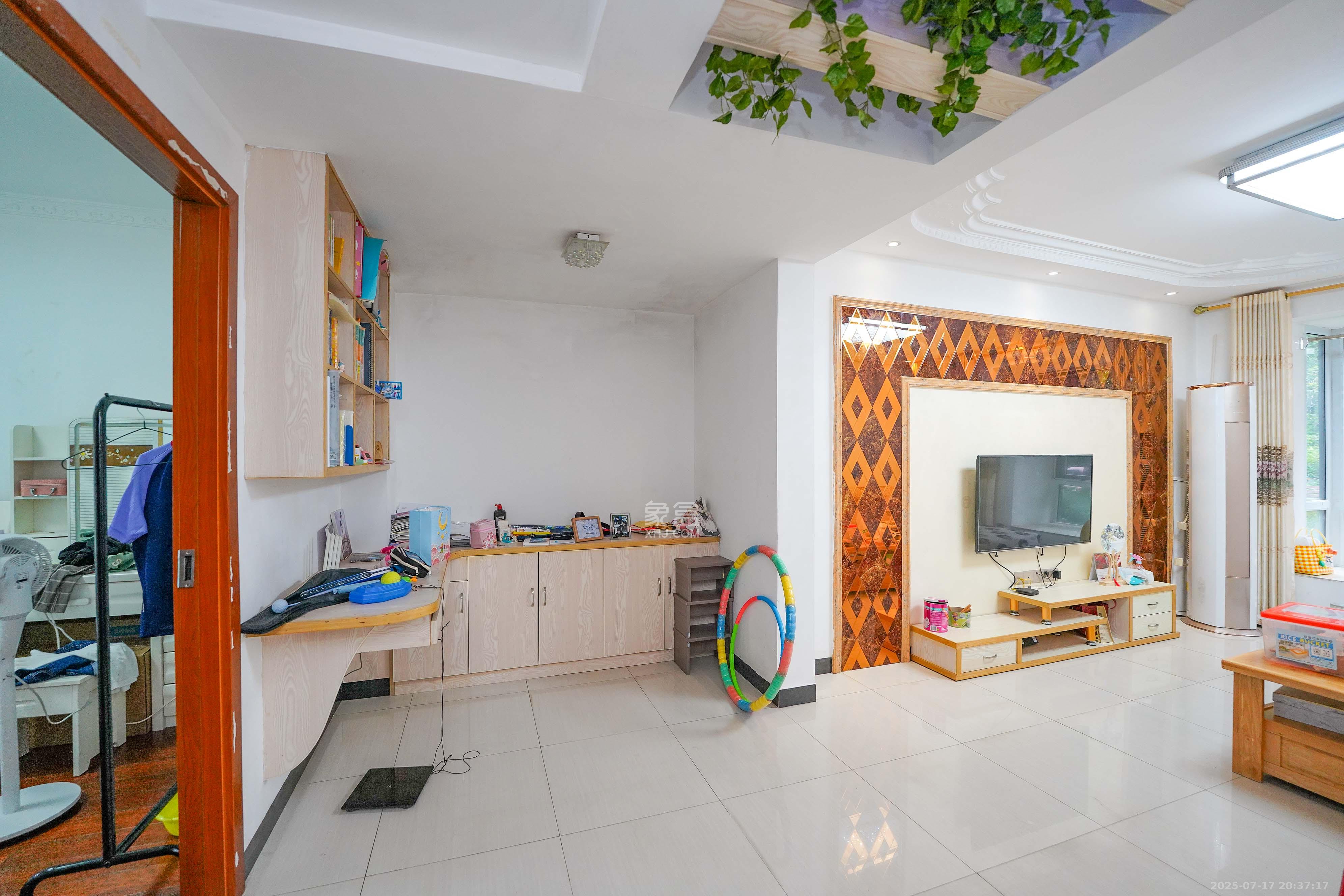 丽发新城 2室2厅1卫 43.8万 丽发新城 2室2厅1卫 43.8万客厅