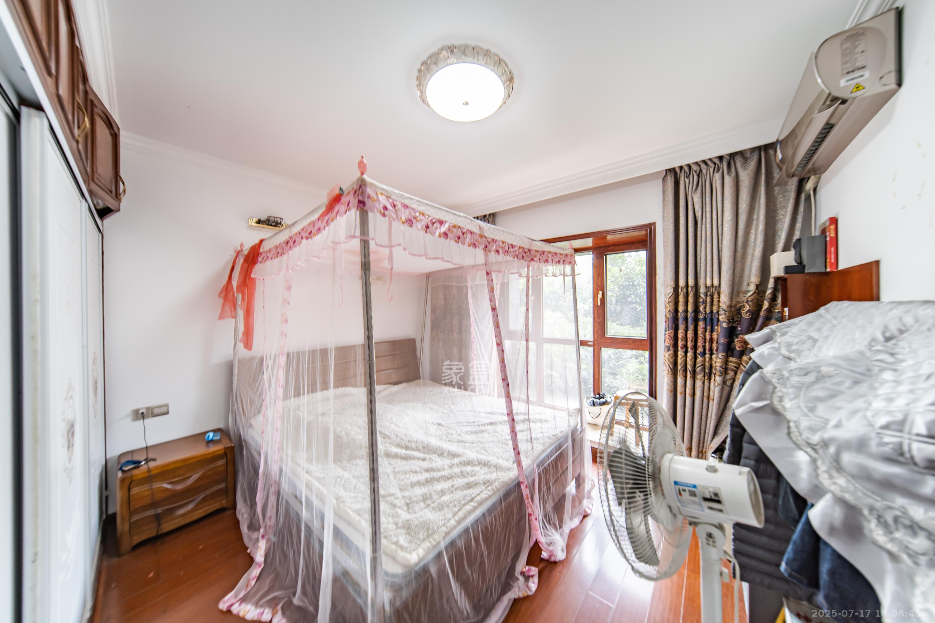 兰亭湾畔 4室2厅1卫 127.8万 兰亭湾畔 4室2厅1卫 127.8万卧室