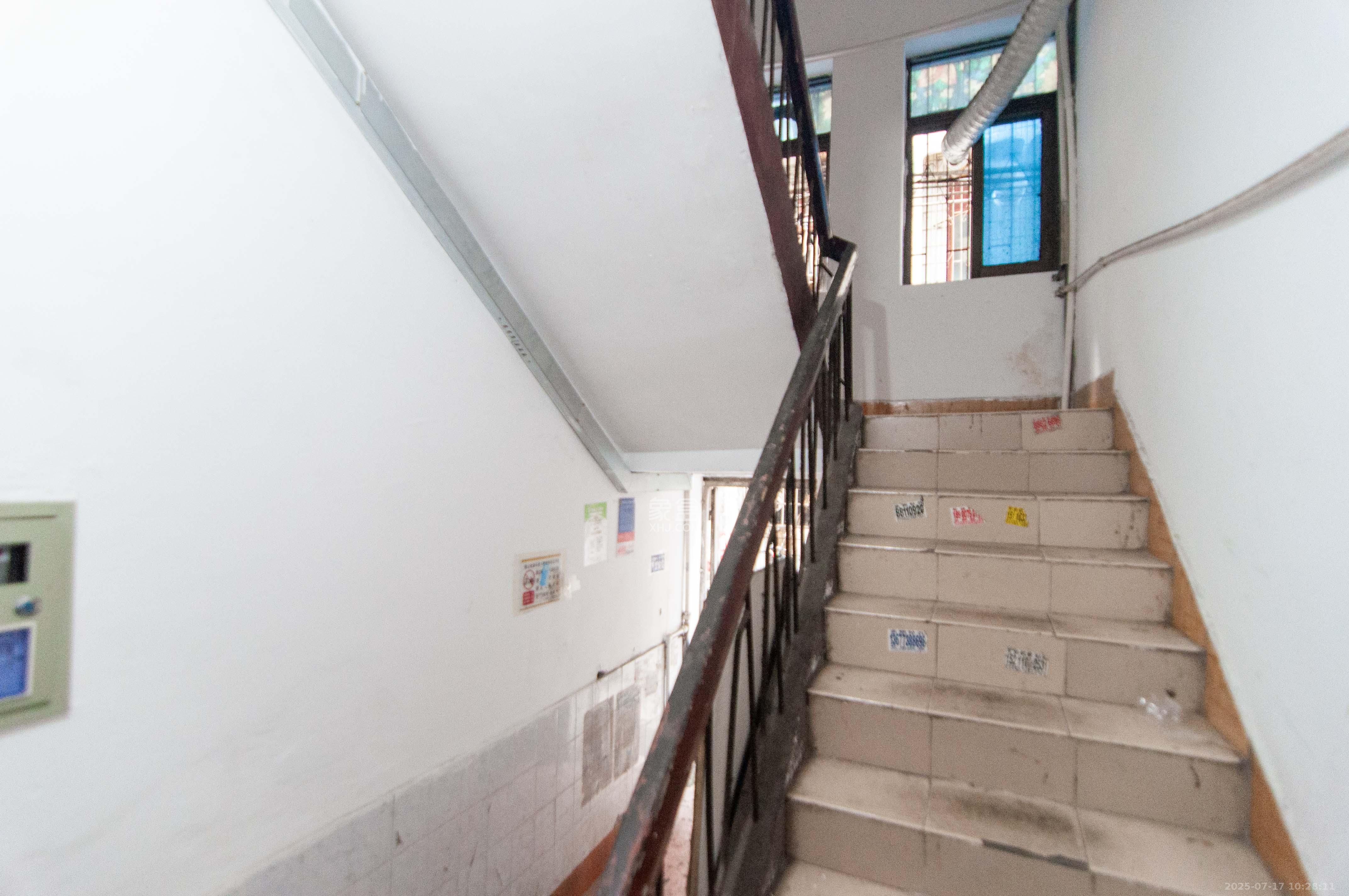 涧塘建材装饰批发市场  6室4厅3卫   172.00万其他