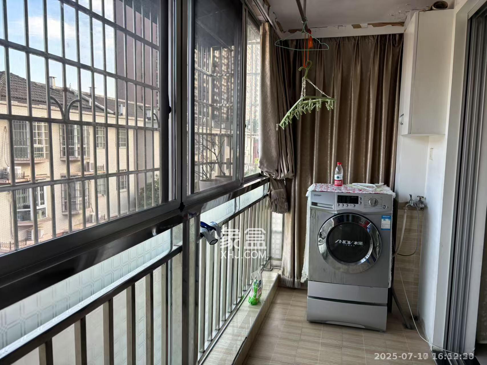 金领家族 3室2厅1卫 1800.0元/月 金领家族 3室2厅1卫 1800.0元/月室内图