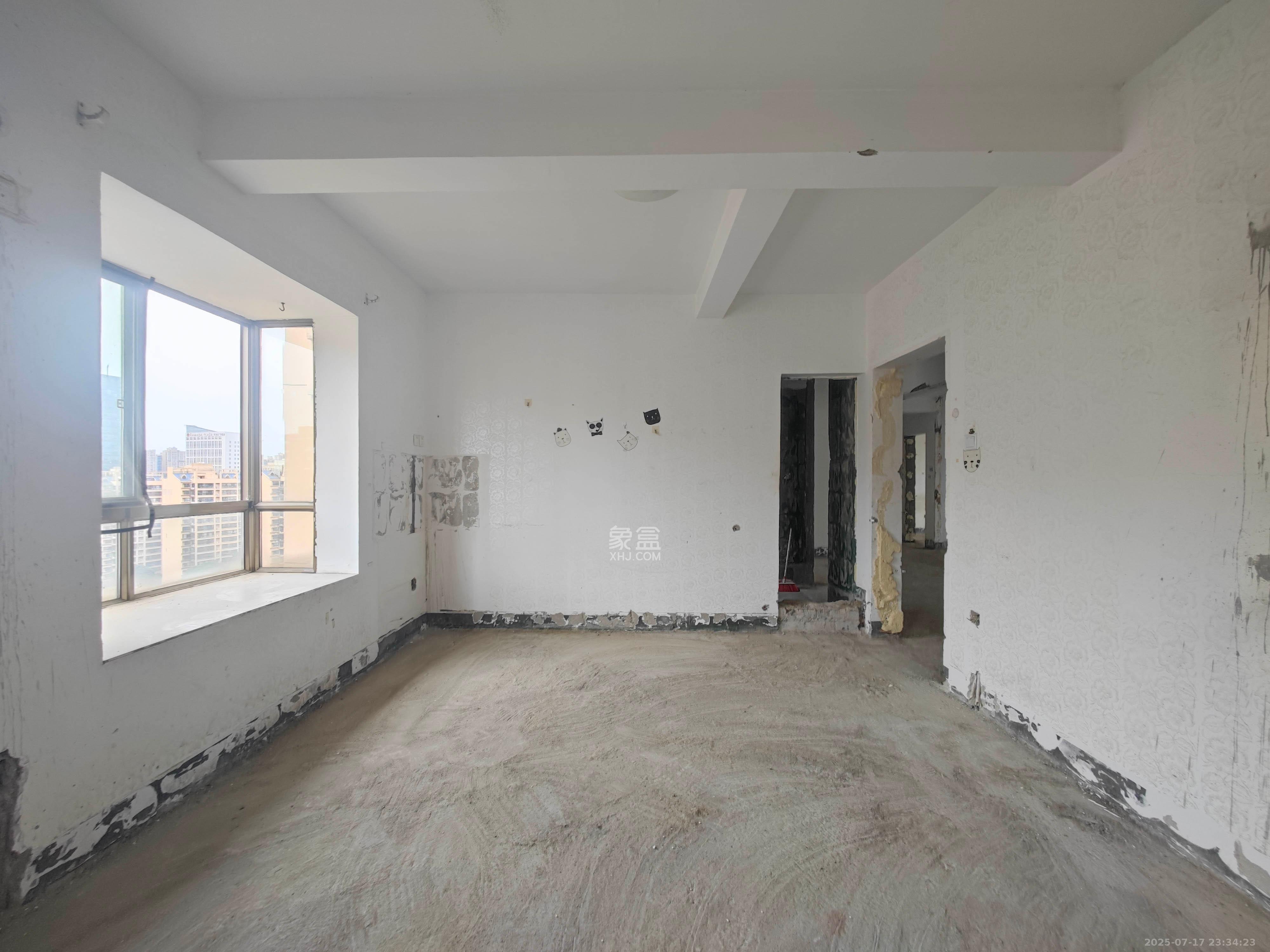 中天瑞景  5室2厅2卫    126.0万 中天瑞景  5室2厅2卫    126.0万卧室