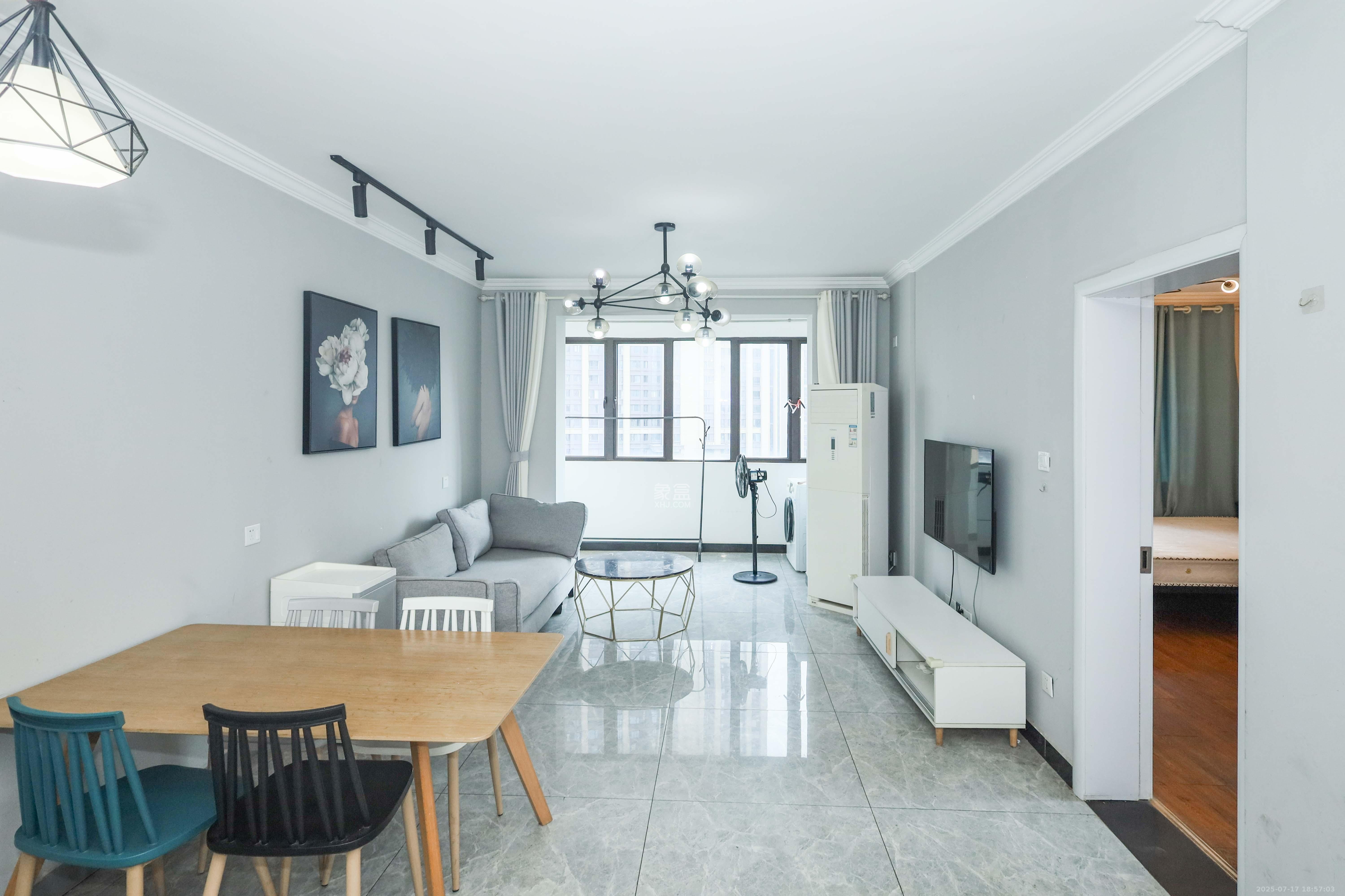 中国铁建梅溪青秀二期 3室2厅2卫 115.0万 中国铁建梅溪青秀二期 3室2厅2卫 115.0万客厅