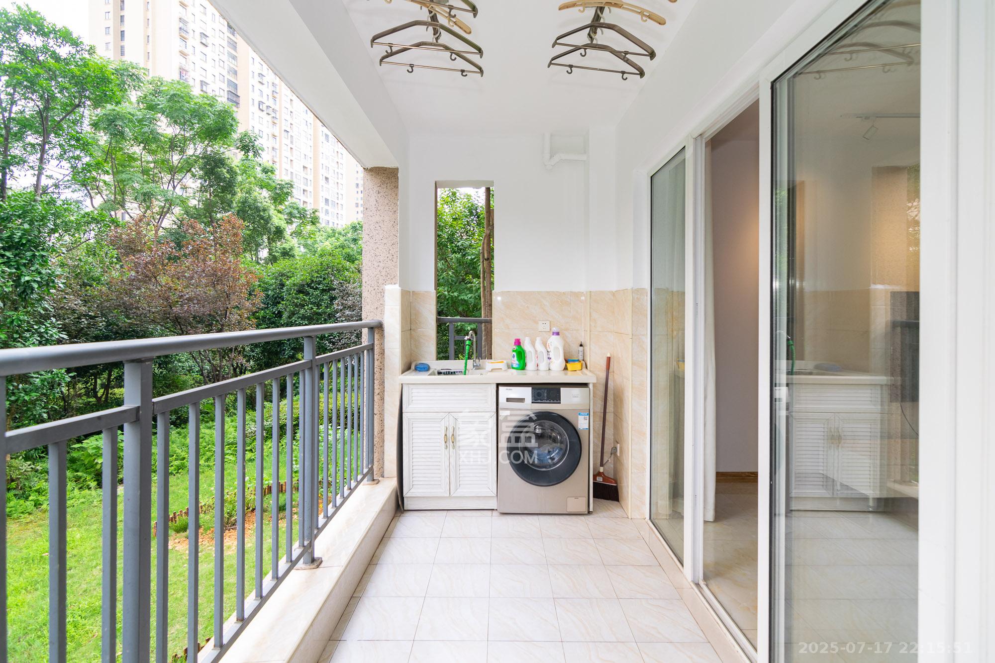 荣盛岳麓峰景 6室2厅3卫 128.8万 荣盛岳麓峰景 6室2厅3卫 128.8万阳台