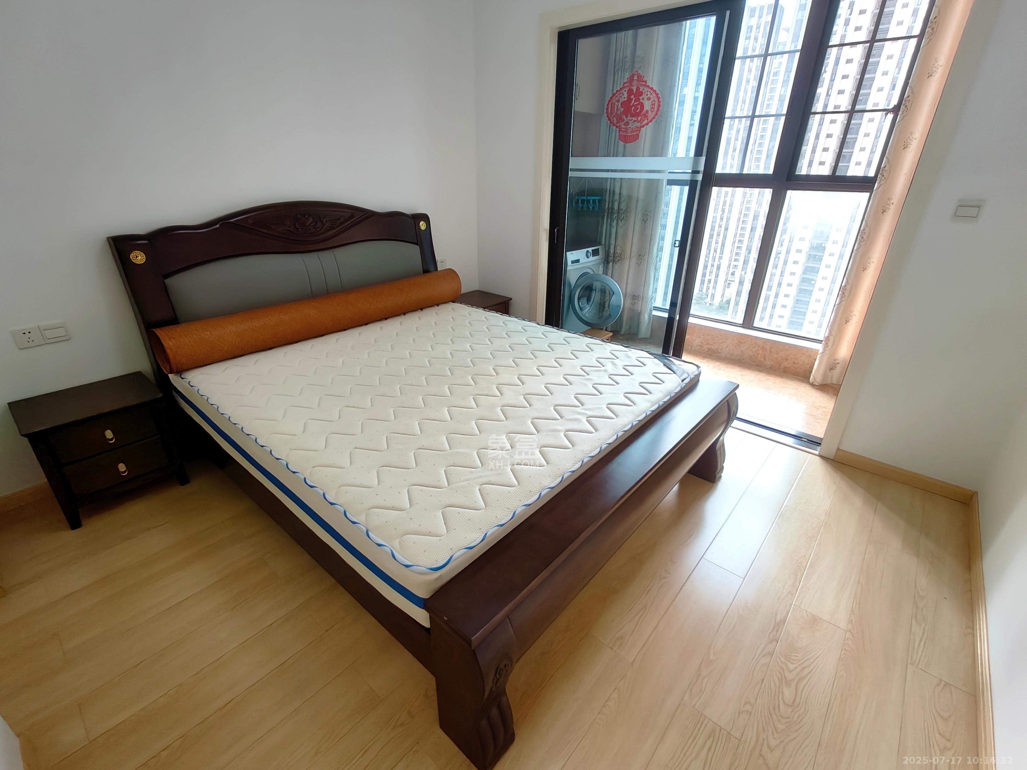 绿地之窗  3室2厅2卫   2800.00元/月室内图
